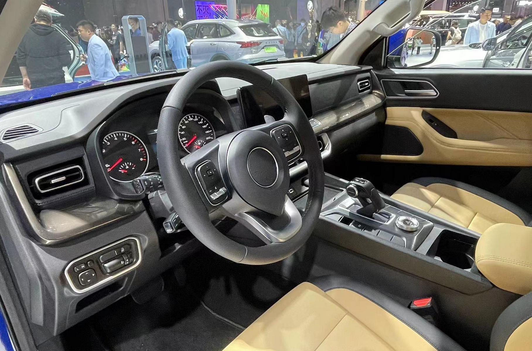 Интерьер у неё тоже новый, но немного упрощённый: с традиционными стрелочными приборами, менее дорогими материалами отделки, без мягких вставок на панели. А вот здоровенный «планшет» в центре передней панели остался. Двигателей два: это бензиновый турбомотор 2.0 (190 сил, 360 Нм) и турбодизель аналогичного объёма (163 силы, 400 Нм). Коробка передач — восьмиступенчатый «автомат» или шестиступенчатая «механика».