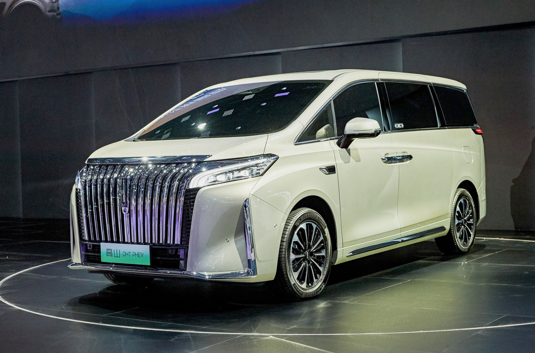 ### Wey Alpine Входящий в состав концерна Great Wall бренд Wey представил минивэн Alpine — семиместный богато отделанный однообъёмник с обилием хрома: по формату это нечто среднее между Mercedes-Benz V-класса и Тойотой Alphard. В Китае подобные машины популярны у корпоративных заказчиков в качестве представительского транспорта. По снимкам и не поймёшь, насколько машина крупная: общая длина — 5045 мм, колёсная база — 3085 мм, высота кузова — 1900 мм. Интерьер минивэна посетителям салона так и не показали: машина стояла с наглухо затонированными стёклами. Пока что нет и подробностей о технической начинке — объявлено, что это подзаряжаемый гибрид с 1,5-литровым турбомотором под капотом.