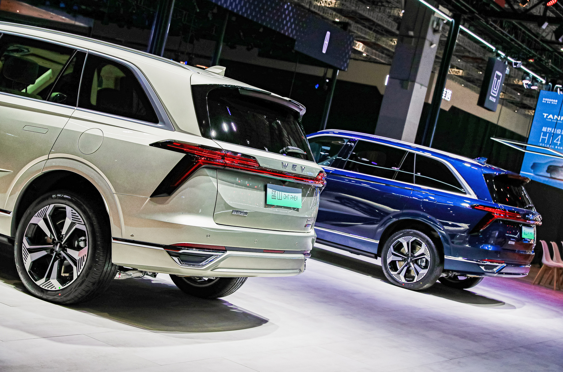 Предусмотрено две версии — обе с возможностью подзарядки. Полноприводная имеет электромоторы на обеих осях, и при совокупной мощности силовой установки в 517 л.с. способна разогнаться до 100 км/ч за 4,9 секунды. При этом на одной зарядке батареи кроссовер может уехать аж на 180 км; общий запас хода превышает 1200 км. Точные характеристики переднеприводной версии пока не объявлены, но известно, что «сотню» она набирает за 5,5 секунды, запас хода на электричестве составляет 168 км, а всего на одном баке и зарядке она способна уехать на 1100 км.