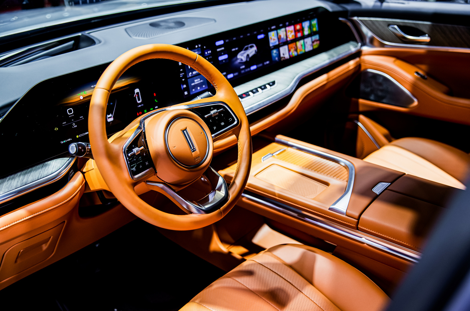 У «Голубой горы» богато отделанный трёхрядный салон на шесть посадочных мест, причём в более дорогой полноприводной версии сиденья среднего ряда и переднего пассажира снабжены оттоманками и откидываются в полулежачее положение. Бортовая электроника на фирменной платформе Coffee OS снабжена аж тремя мониторами в передней панели: виртуальный щиток у водителя, центральный экран плюс персональный мультимедиа-монитор перед передним пассажиром. А в передней стойке со стороны водителя установлена камера с распознаванием лица — это позволяет автоматически загрузить персональные настройки кресла, рулевой колонки и бортовой электроники. Машина уже поступила в продажу по цене от 274 до 309 тысяч юаней (3,2-3,6 млн. рублей).