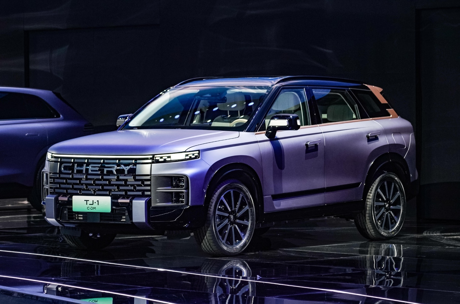 ### Chery TJ-1 Одновременно с Jaecoo 7 представили и его двойника под материнской маркой — кроссовер [Chery TJ-1](https://motor.ru/news/cherytj1-10-04-2023.htm). Он отличается более агрессивной внешностью с радиаторной решёткой в крупную шашку, «клыками» на бамперах, накладками на боковинах. За счёт иного пластикового обвеса машина чуть длиннее и шире, но сам стальной кузов идентичен. Выставочный экземпляр был оснащён гибридной силовой установкой C-DM параллельно-последовательного типа: это двигатель Acteco 1.5 T-GDI пятого поколения и трёхступенчатая трансмиссия DHT с двумя встроенными электромоторами. Аналогичный силовой агрегат ставится на подключаемый гибрид Chery Tiggo 8 Pro e+, уже доступный на российском рынке.