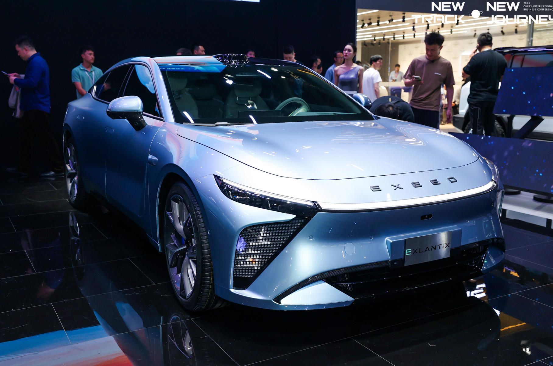 ### Exeed Exlantix ES В ходе автосалона марка Exeed объявила о создании чисто электрического суббренда Sterra, которому для экспортных рынков придумали альтернативное название Exlantix. Его первенцами стала пара моделей на новой платформе EOX: главные особенности — 800-вольтовая электросистема, пневмоподвеска и полноуправляемое шасси. В конструкцию заложено несколько вариантов батарей семейства Chery NP2.0 — ёмкостью 60, 82 или 100 кВт∙ч, дающие запас хода в 500-700 километров. В самом быстром режиме зарядки запас хода можно будет пополнить на 150 км за пять минут. Обе новинки имеют близкие габариты: 4,95 метра в длину, колёсная база 2,8 метра.