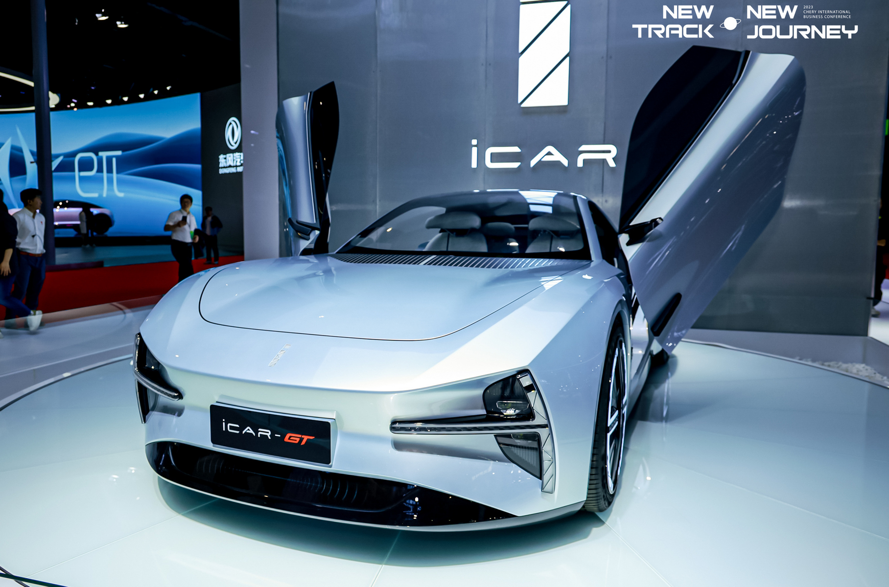 ### iCar GT Этот концепт-кар — тоже работа дизайнеров фирмы Chery, и представитель ещё одного нового бренда компании! Под маркой iCar предполагается выпускать модные эксцентричные машины. Двухдверка iCar GT как раз такова: это низкий электромобиль спортивного вида с подъёмными дверями и эффектной T-образной оптикой спереди и сзади. В решётке под задним стеклом можно усмотреть подражание Porsche 911 текущего поколения.
