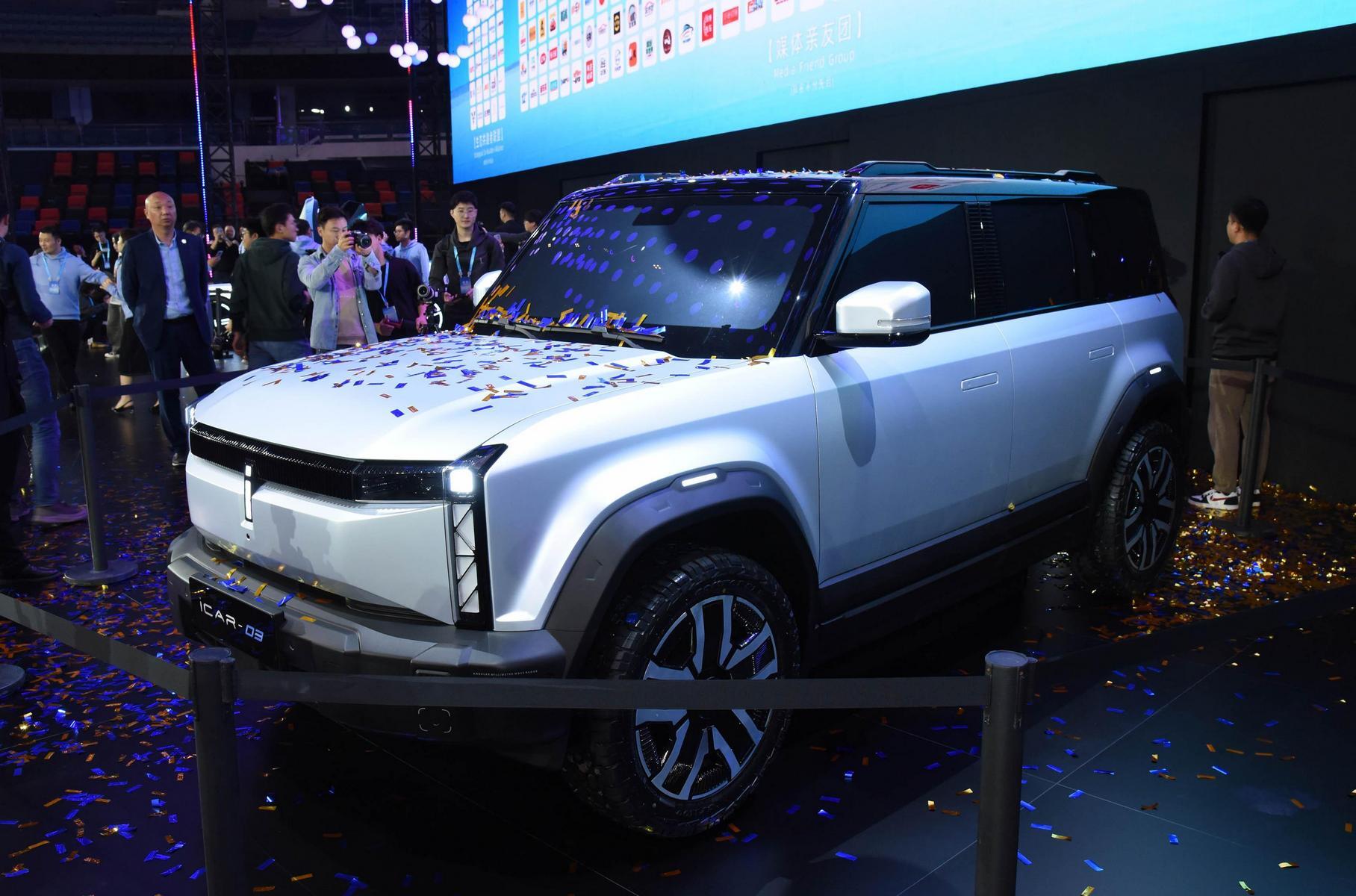 ### iCar 03 Второй представитель нового бренда — концепт-внедорожник iCar 03 брутально-угловатого вида. Это весьма компактный электромобиль длиной около 4,2 метров, с колёсной базой 2,7 метров. Будущей серийной машине прочат кузов гибридной сталь-алюминиевой конструкции с мощными алюминиевыми усилителями. Обращает на себя внимание и дополнительный выносной багажный бокс-рюкзак на пятой двери — там, где обычно размещают запаску.