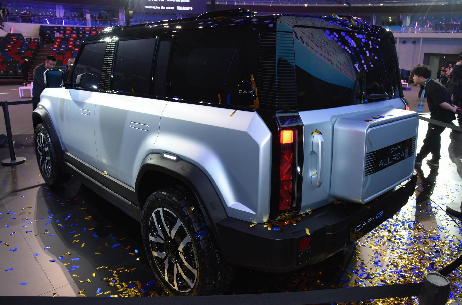 Среди других особенностей — водительская электроника с 10 режимами движения и автопилот уровня 2+ c двумя десятками сенсоров. Технических подробностей пока нет: люди из Chery лишь говорят, что мощность силовой установки будет примерно соответствовать бензиновому турбомотору объёмом 2,5 литра.