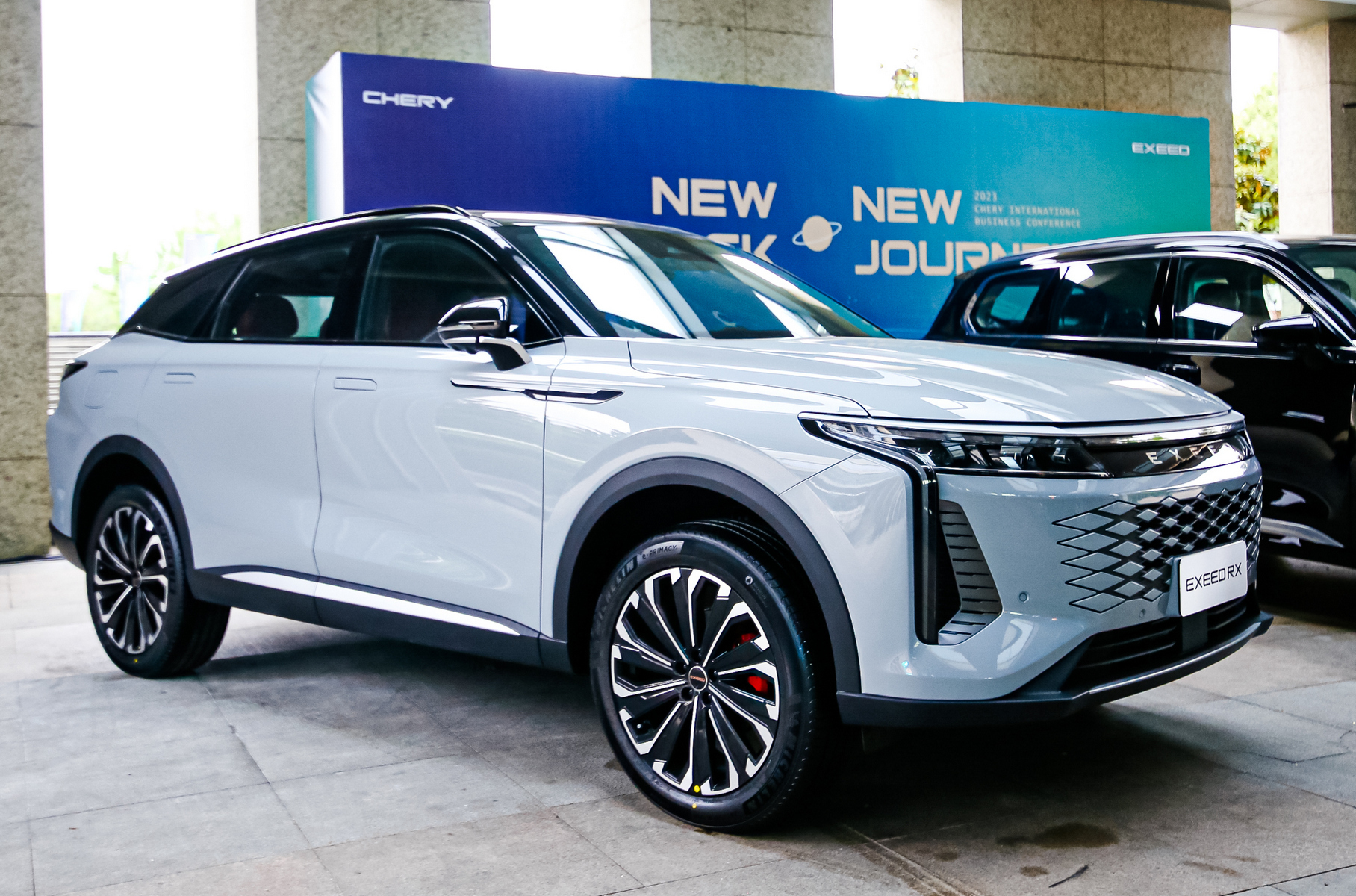 ### Exeed RX Марка Exeed, принадлежащая компании Chery, представила гибридные версии сразу двух уже известных кроссоверов. Во-первых, это рассекреченный совсем недавно среднеразмерный [Exeed RX](https://motor.ru/news/exeed-rx-for-russia-27-03-2023.htm), который должен придти на смену модели [TXL](https://motor.ru/testdrives/kto-ty-cheryexeed-txl.htm). Подзаряжаемый гибрид ничем не отличается внешне, но вместо двухлитрового турбомотора с роботизированной коробкой он получил силовую установкой C-DM параллельно-последовательного типа: работающий по циклу Миллера турбомотор Acteco 1.5 T-GDI мощностью 156 л.с. плюс электрифицированная трёхступенчатая трансмиссия DHT. Китайские журналисты упоминают и сверхдинамичную полноприводную версию: она будет способна ускориться до 100 км/ч за 4,26 секунды и проехать на электричестве 165 км. Суммарный запас хода — 1400 км.