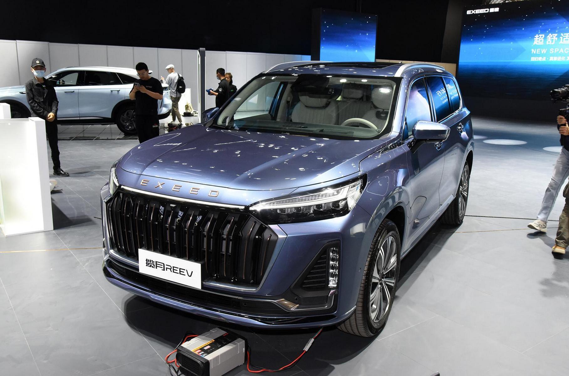 ### Exeed VX REEV Вторая новинка от Exeed — это гибридная версия флагманской модели [VX](https://motor.ru/news/next-gen-exeed-vx-20-03-2023.htm), недавно прошедшей большое обновление. Кроссовер получил приставку REEV к названию, то есть Range Extender Electric Vehicle — «электрический автомобиль с расширенным запасом хода». Но подробностей о технической начинке пока нет. Объявлен лишь запас хода на электричестве (150 км) и общая дальность хода (более 1200 км).
