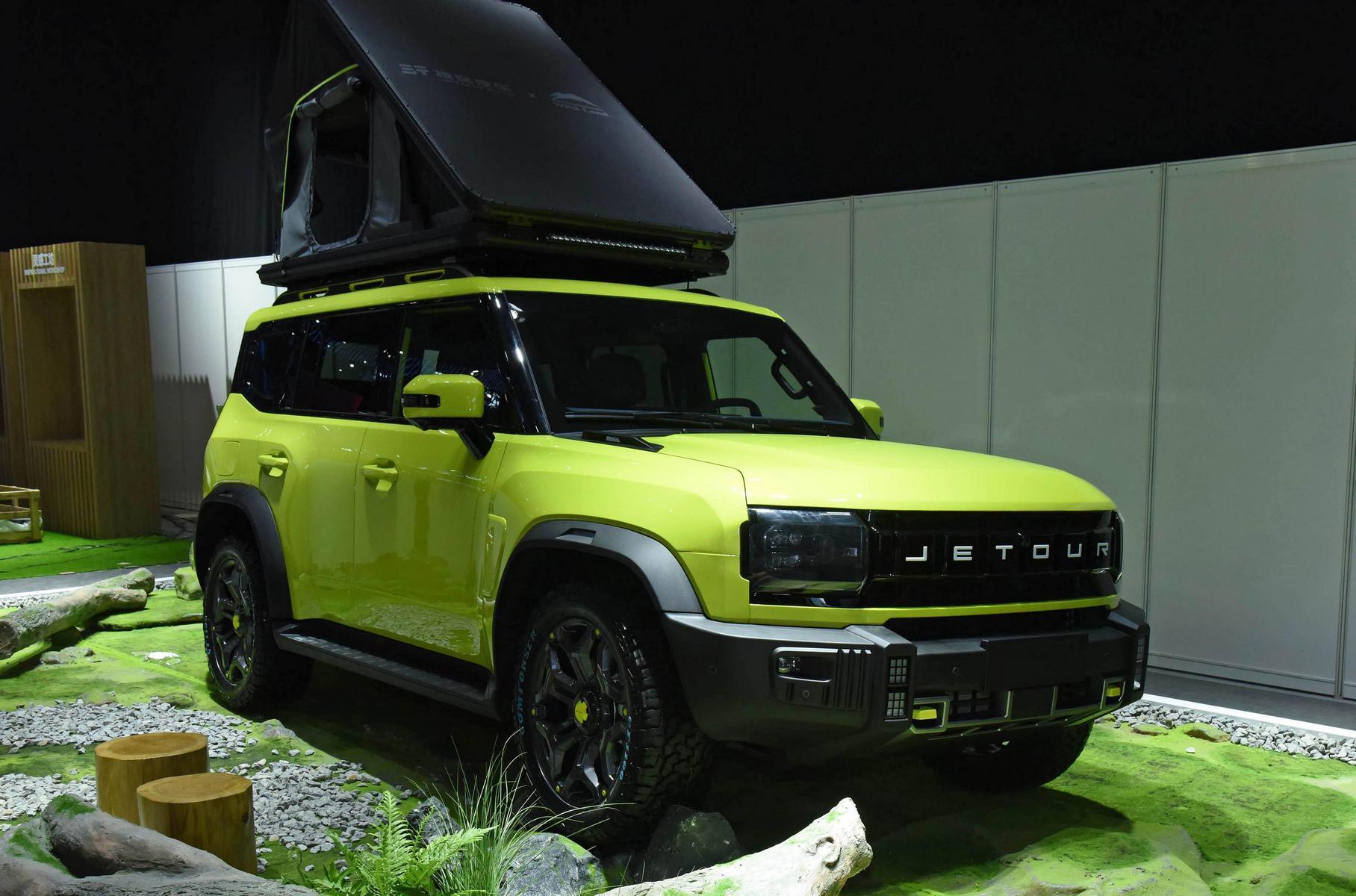 ### Jetour Traveller Марка Jetour занимала в палитре дочерних брендов Chery место простых и недорогих машин для молодых покупателей. Но прямо сейчас позиционирование марки меняется: теперь это машины для путешествий. Первенец нового подхода — представленный в минувшем марте Jetour Traveller. А на автосалоне в Шанхае широкая публика имела возможность увидеть его вживую. Машина не очень большая: без кофра на пятой двери длина составляет 4612 мм — как Toyota RAV4. Своей маскулинной угловатой внешностью новинка напоминает одновременно Land Rover Defender и последние модели Jeep — это явная удача команды стилистов под руководством экс-дизайнера Porsche Хакана Саракоглу.