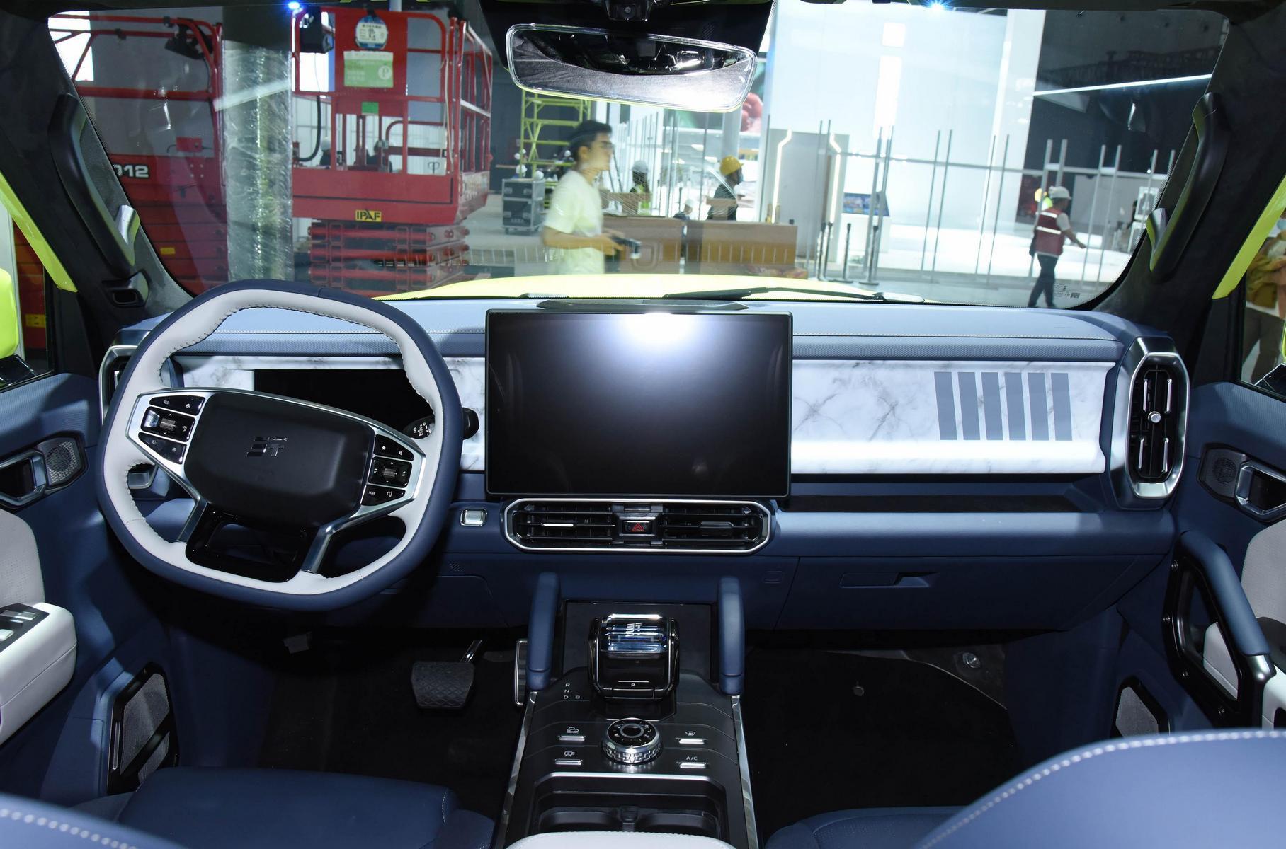 Но, вопреки внешности, это обычный кроссовер с поперечным расположением двигателя. Выставочный экземпляр с гибридной силовой установкой даже не имел полного привода. Впрочем, для машин с обычным бензиновым двигателем (это турбомоторы 1.5 или 2.0) всё-таки предусмотрен полный привод с муфтой Borg Warner на задней оси и даже блокировкой заднего дифференциала и несколькими внедорожными программами ездовой электроники. Приём заказов в Китае уже открыт, цены — от 149800 юаней (1,7 млн. рублей).