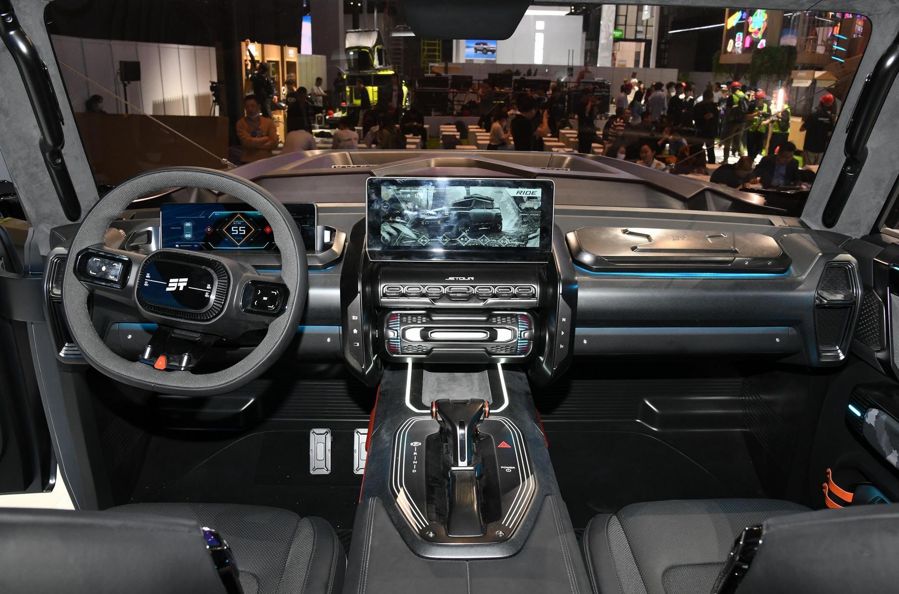 Причём похоже, это будет серьёзный рамный «проходимец» впечатляющего размера: 5,3 метра в длину, с колёсной базой около 3 метров. Причём утверждается, что это будет... электромобиль с четырьмя моторами мощностью свыше 1300 л.с., с хитрой системой изменения вектора тяги, способный набрать 100 км/ч менее чем за три секунды. Кроме того, обещают и версию с бензиновым «удлинителем хода» — запас хода у неё превысит 1400 км.