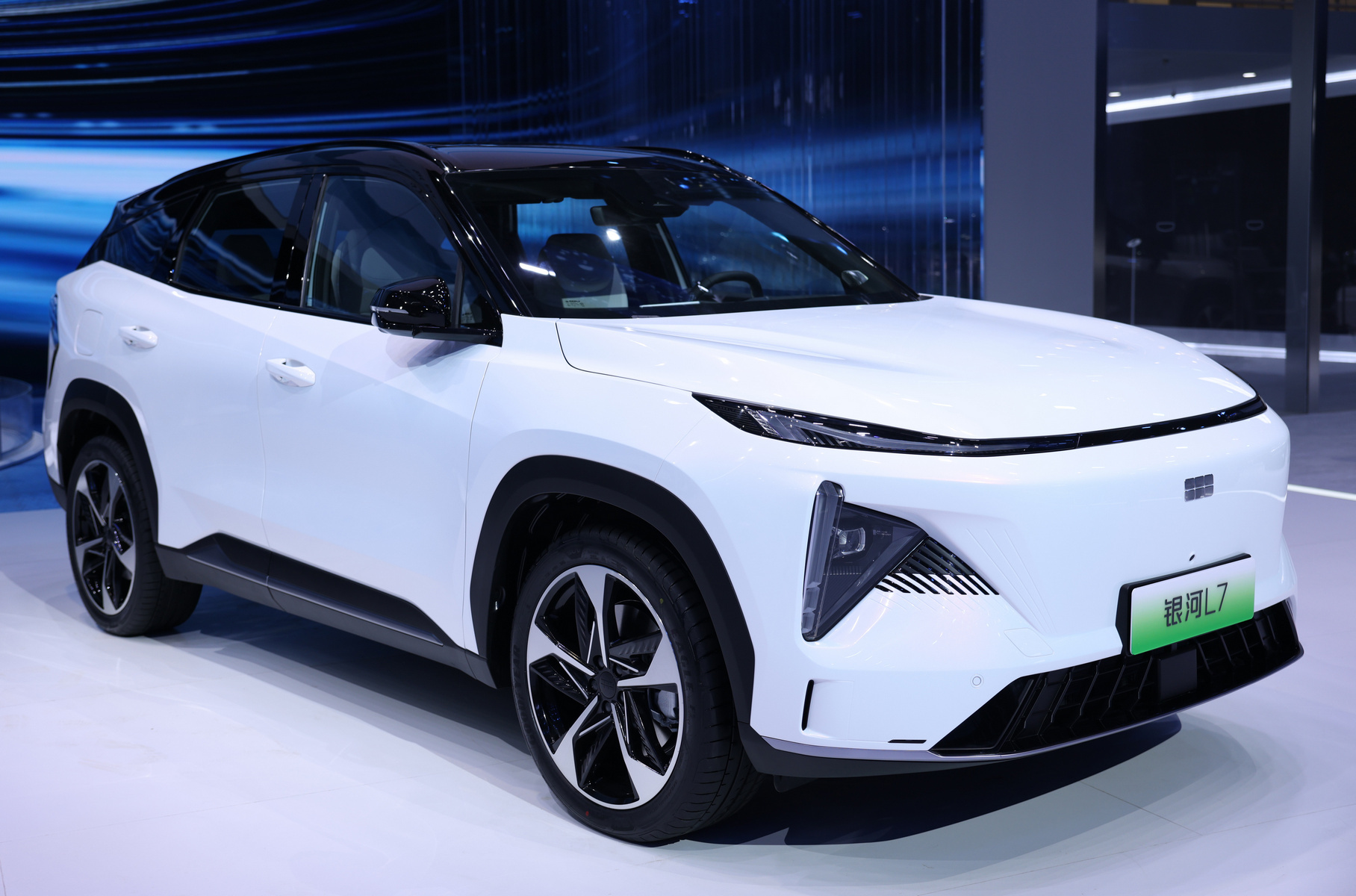 ### Geely Galaxy L7 Концерн Geely Automobile если и уступал по масштабам экспозиции другим гигантам, то несильно: со всеми своими подразделениями он оккупировал четыре стенда! Вероятно, главная новинка — кроссовер Geely Galaxy L7 (он же Yinhe L7). Это часть нового суббренда Galaxy: его модели по-прежнему несут «материнскую» марку Geely, но у него своя эмблема и фирменный стиль. Кроссовер рассекретили [ещё зимой](https://motor.ru/lab/geely-galaxy-present.htm), а теперь наконец [показали](https://motor.ru/news/geelygalaxy-19-04-2023.htm) широкой публике. По размерам он близок к «длинному» Hyundai Tucson: ровно 4700 мм между бамперами, колёсная база 2785 мм. В основе машины лежит электрифицированный вариант платформы CMA (Compact Modular Architecture), разработанной фирмой Volvo. Причём по кузову новинка унифицирована с Geely Atlas второго поколения: например, у них одинаковые двери.