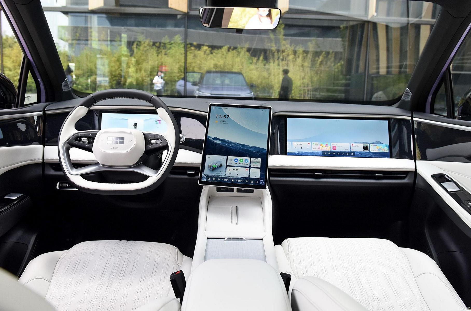 В движение Galaxy L7 приводится гибридной силовой установкой NordThor 8848 параллельно-последовательной схемы: 1,5-литровый турбомотор (163 л.с.) плюс трёхступенчатая трансмиссия DHT-Pro с двумя планетарными рядами и парой электромоторов (совокупная мощность 390 л.с.) Разгон до 100 км/ч — за 6,9 секунд, расход топлива — 5,23 л/100 км, запас хода на одном баке при полной зарядке батареи — 1370 километров. Внутри засилье экранов — на передней панели установлено три монитора: «виртуальный щиток приборов» диагональю 10,25 дюймов, здоровенный вертикальный «планшет» на 13,2 дюйма по центру, экран на 16,2 дюйма перед передним пассажиром, плюс проекционный дисплей перед водителем. Всё это работает на чипе Snapdragon 8155 под управлением фирменной операционной системы Galaxy N.