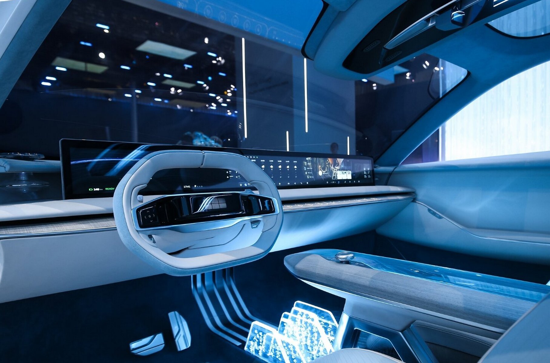 В салоне — монитор во всю ширину передней панели, овальный руль, полупрозрачный центральный тоннель-подлокотник, сенсорные кнопки прямо на поверхности деревянной фурнитуры и даже экраны на внутренней стороне дверей. К концу года похожий седан обещают выпустить в серию, но таких изощрённых решений от него ожидать не стоит.