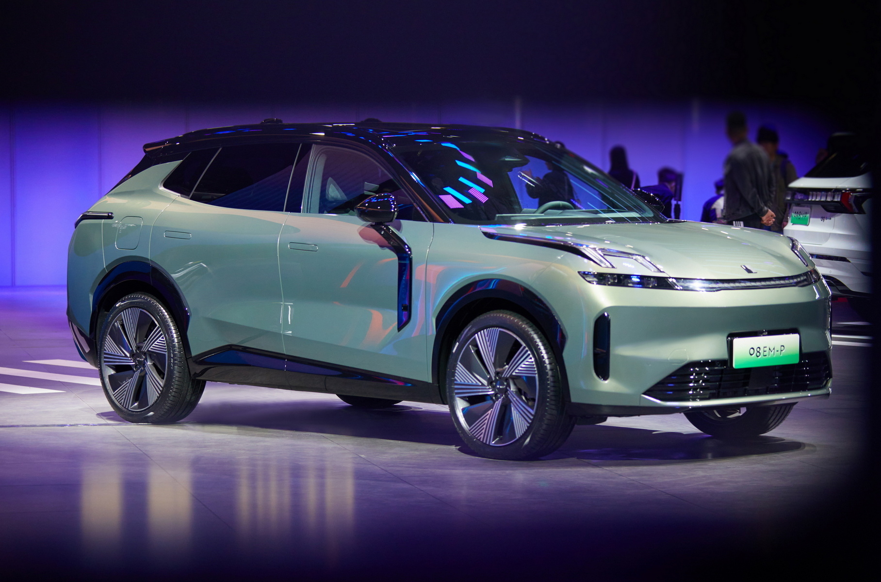 ### Lynk & Co 08 Бренд Lynk & Co, входящий в состав концерна Geely, представил публике новый кроссовер с индексом 08. Это самый крупный из автомобилей, что построены на платформе CMA (Compact Modular Architecture), разработанной фирмой Volvo. Напомним, что первенцами этой платформы были компактные кроссоверы Volvo XC40 и Lynk & Co 01. А в основе «ноль восьмого» её модернизированная версия CMA Evo. На фоне предшественников «ноль восьмой» — настоящий гигант: по размеру колёсной базы (2848 мм) он близок к Тойоте Highlander; по общей длине несколько компактнее — 4820 мм.