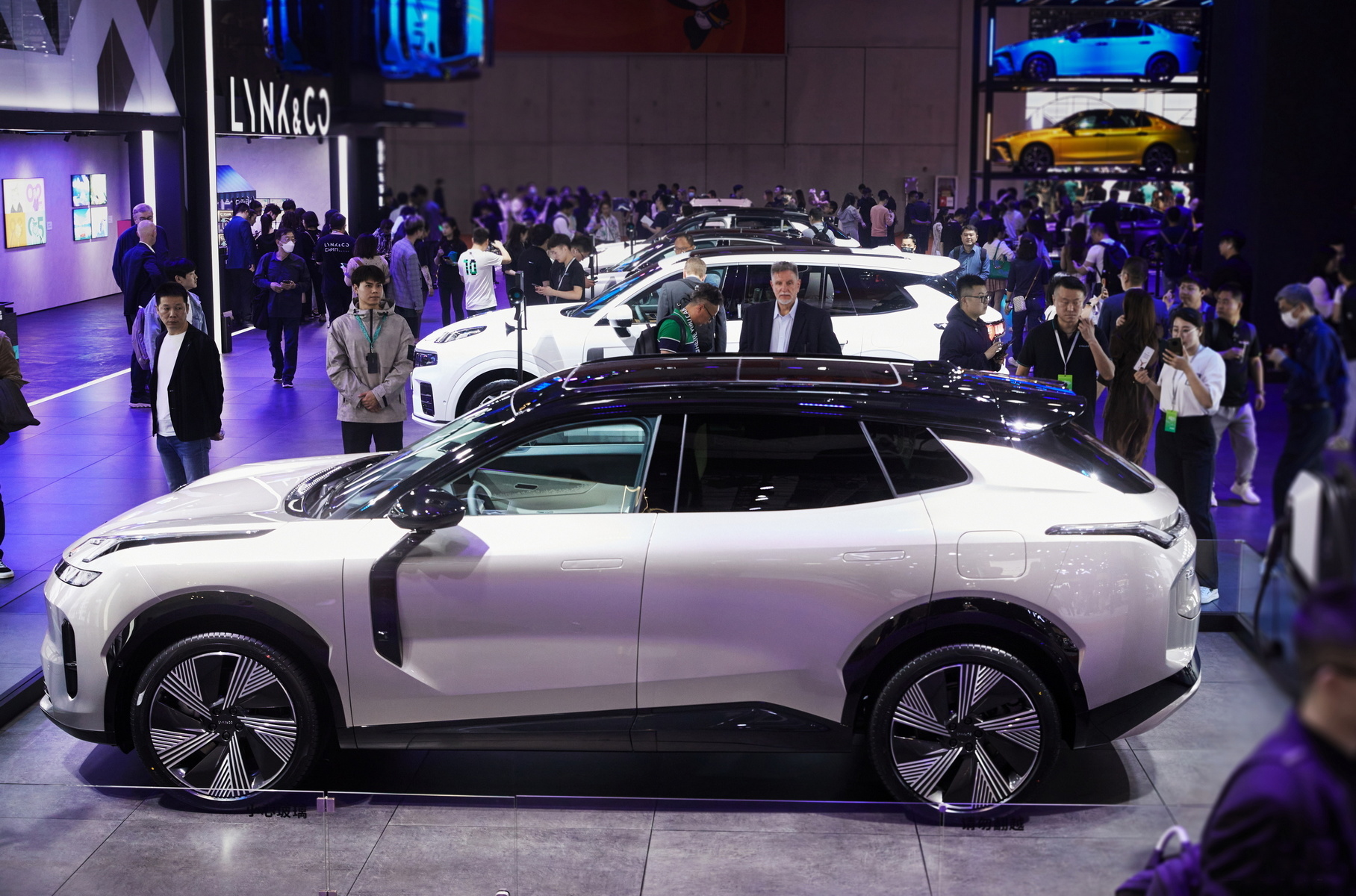 В движение кроссовер приводится силовой установкой Lynk & Co EM-P. Судя по описанию, она аналогична гибридной начинке других моделей концерна Geely: здесь тоже 1,5-литровый турбомотор в блоке с трёхступенчатой трансмиссией DHT Evo (с двумя планетарными рядами и парой электромоторов мощностью 218 л.с.) За одним важным исключением: на задней оси установлен ещё один электромотор мощностью 156 л.с. Таким образом, совокупная пиковая мощность силовой установки превышает 540 л.с., до «сотни» кроссовер разгоняется менее чем за 5 секунд.