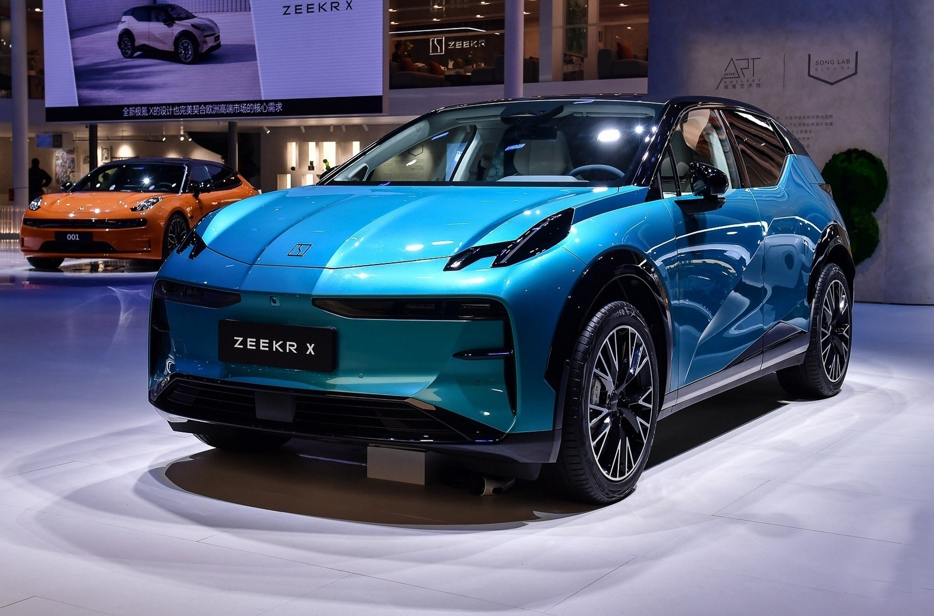 ### Zeekr X «Электромобильно-премиальный» бренд Zeekr, также принадлежащий концерну Geely, представил свою самую компактную [модель X](https://motor.ru/news/zeekr-x-03-02-2023.htm). Кроссовер построен на платформе SEA (Sustainable Experience Architecture), предназначенной исключительно для электромобилей. По размерам он крайне близок к Тигуану: длина 4450 мм, колёсная база 2750 мм. Мощность мотора на задней оси составляет 272 л.с., в полноприводном исполнении его дополняет мотор на 156 л.с. спереди. Запас хода с батареями разной ёмкости составит от 500 до 560 километров.