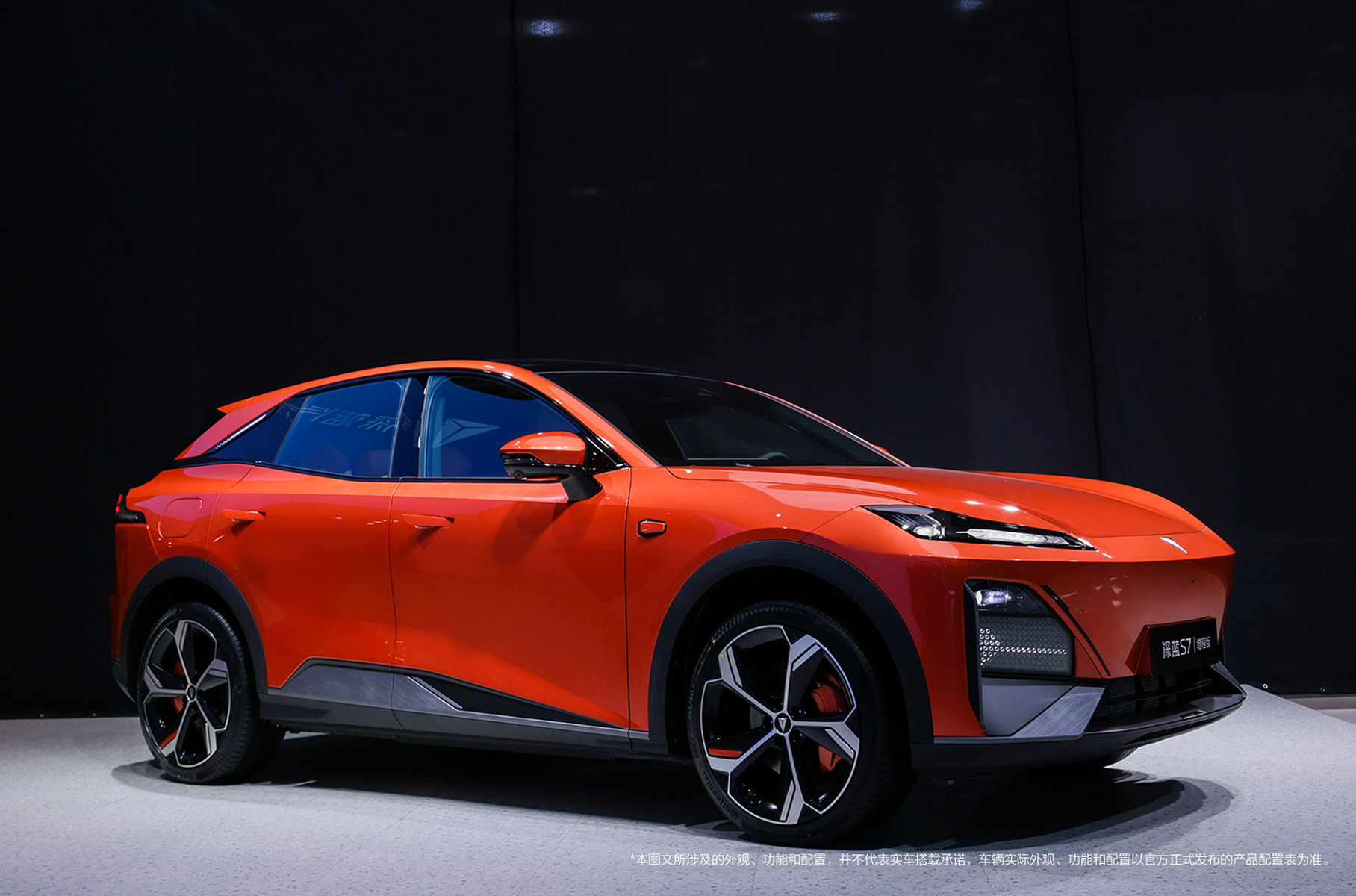 ### Changan Shenlan S7 Компания Changan показал посетителям выставки новый купе-кроссовер своего суббренда Shenlan. Электромобиль [Shenlan S7](https://motor.ru/news/shenlan-s7-view-05-03-2023.htm) идейно и по размерам близок к пятидверке Tesla Model Y: длина — 4750 мм, колесная база — 2900 мм. Внешность новинки минималистичная, но элегантная; двери выполнены безрамочными. Коэффициент лобового сопротивления составляет 0,258. Как и у Теслы, приборного щитка нет вообще: данные выводятся на проекционный дисплей и в угол большого экрана мультимедиа-системы.