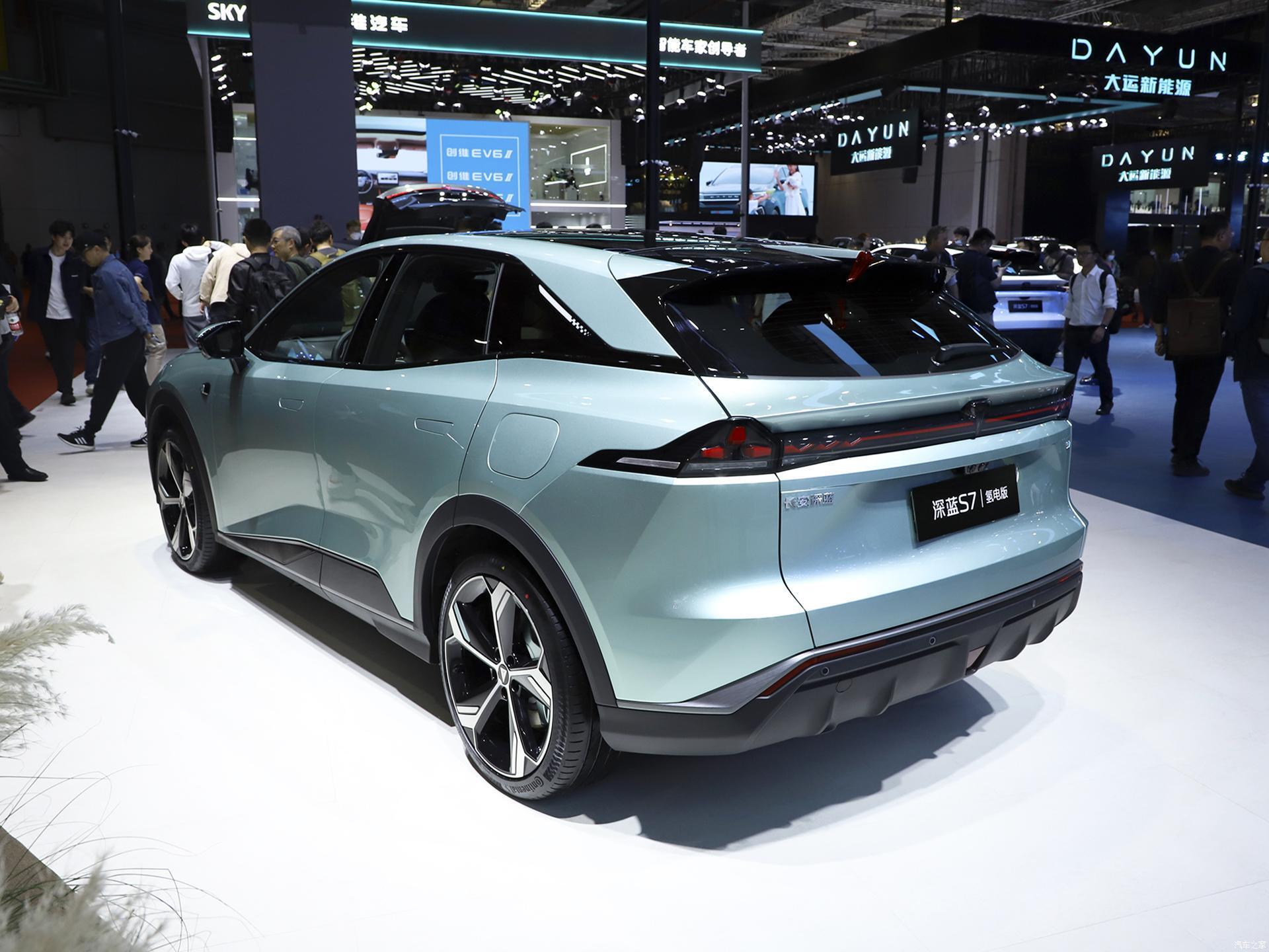 Shenlan S7 построен на новой модульной платформе EPA1. Привод пока что только задний, предусмотрено две версии: с мотором мощностью 218 л.с. и тяговой батареей на 68,8 кВт∙ч или 258 л.с., и 80 кВт∙ч. Разгон до 100 км/ч занимает у более мощного варианта 6,7 секунды. Паспортная дальность хода на одной зарядке — 520 и 620 км (по циклу CLTC) соответственно. Также есть подзаряжаемый гибрид с батареей на 31,7 кВт∙ч, у которого бензиновый атмосферник 1.5 мощностью 95 л.с. играет роль «удлинителя хода». В чисто электрическом режиме он может проехать до 200 км. Тяговый электромотор у гибрида выдает 238 л.с. Но кроме того, разработана даже водородная модификация (на фото) с электрохимическими элементами собственной конструкции. Подробностей о ней пока нет: в Changan приводят лишь цифры расхода — 0,73 кг водорода на 100 км.