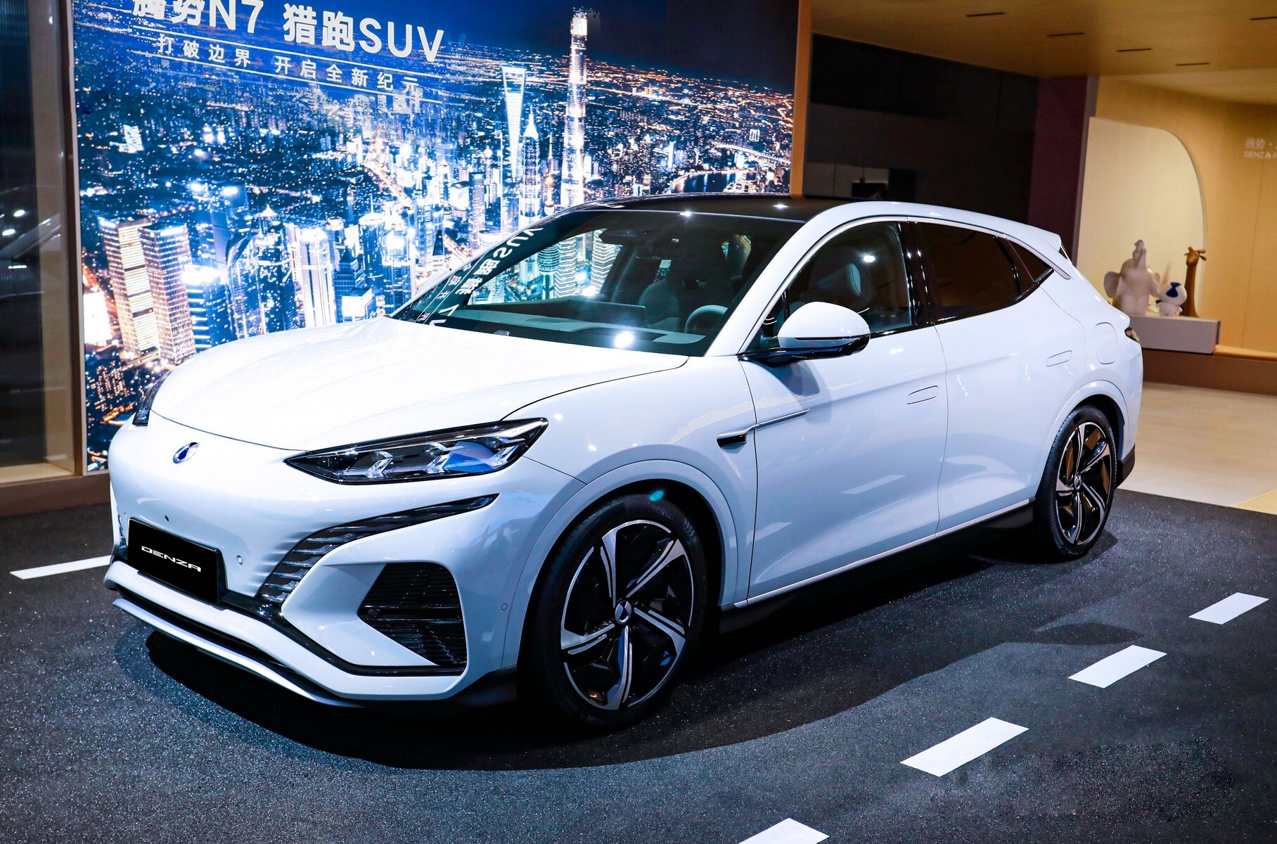### Denza N7 Марка Denza представила электрический кроссовер N7. До недавнего времени компанией в равных долях владели BYD и Daimler, но полтора года назад бóльшая часть перешла под контроль китайцев. Новинка в виде концепта засветилась ещё прошлым летом, а теперь пришёл черёд серийной версии. В основе кроссовера лежит собственная электромобильная платформа — довольно изощрённая: у Denza N7 двухрычажная подвеска спереди и многорычажная сзади, электронноуправляемые пневмостойки и амортизаторы.