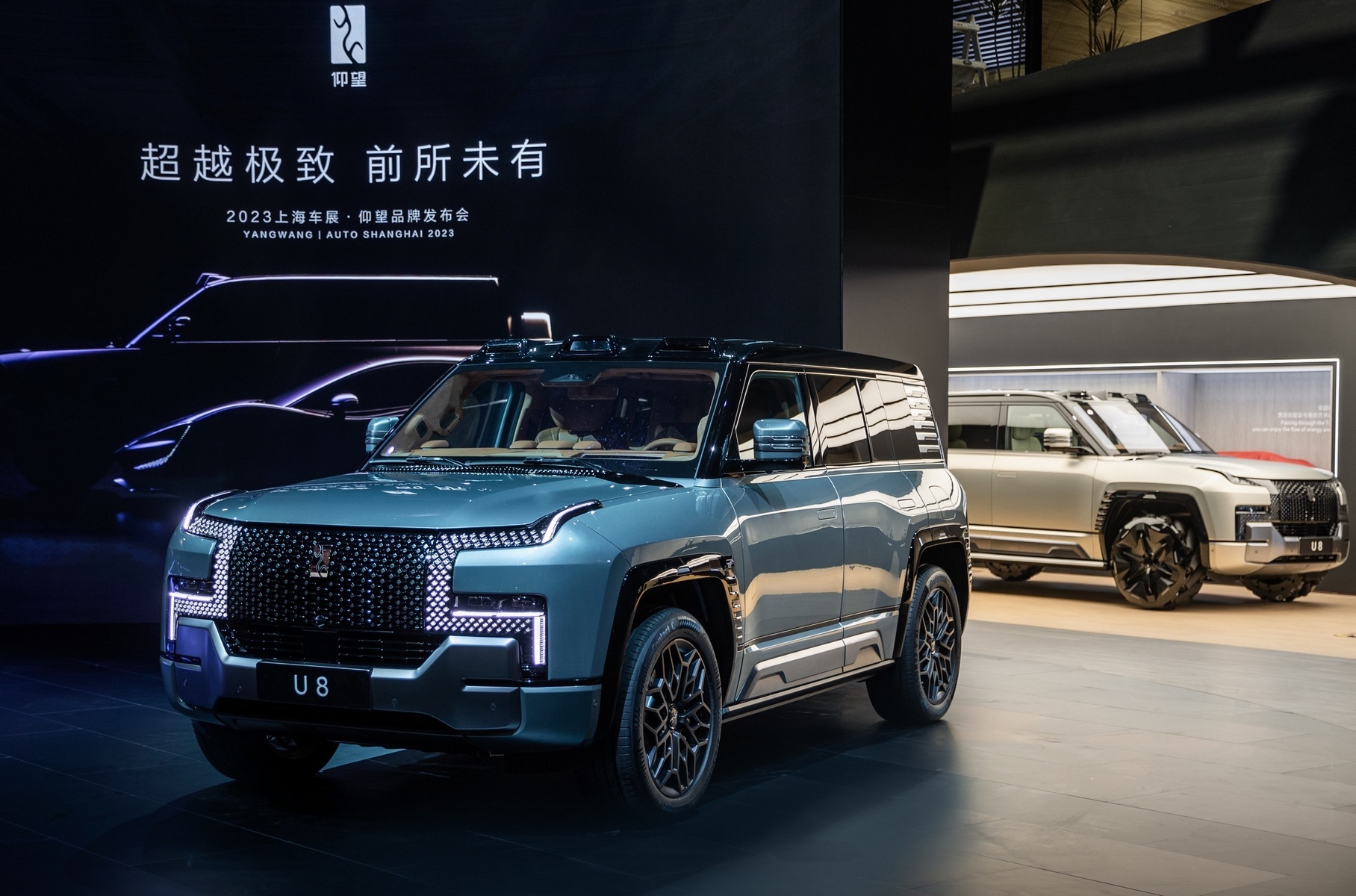 ### Yangwang U8 Также компания BYD презентовала дочерний бренд Yangwang, созданный для дорогих электрокаров. Её первенцем стал брутальный [внедорожник U8](https://motor.ru/news/byd-yangwang-05-01-2023.htm). Рамный полноприводник длиной 5,3 метра снабжён аж четырьмя электромоторами суммарной мощностью 1196 лошадиных сил, что позволяет ему набрать 100 км/ч за 3,6 секунды. Причём конструкция позволяет установить жёсткую механическую связь между колёсами одной оси — аналог принудительной блокировки межколёсного дифференциала. Литий-железо-фосфатная батарея ёмкостью 49 кВт∙ч установлена под полом кузова по центру шасси и скрыта между лонжеронов рамы. Но вообще-то это не электромобиль, а подзаряжаемый гибрид: под капотом поперечно установлен бензиновый двухлитровый турбомотор, работающий в качестве «удлинителя хода». На электричестве машина может проехать до 180 км по циклу CLTC, общий запас хода составляет 1000 км.