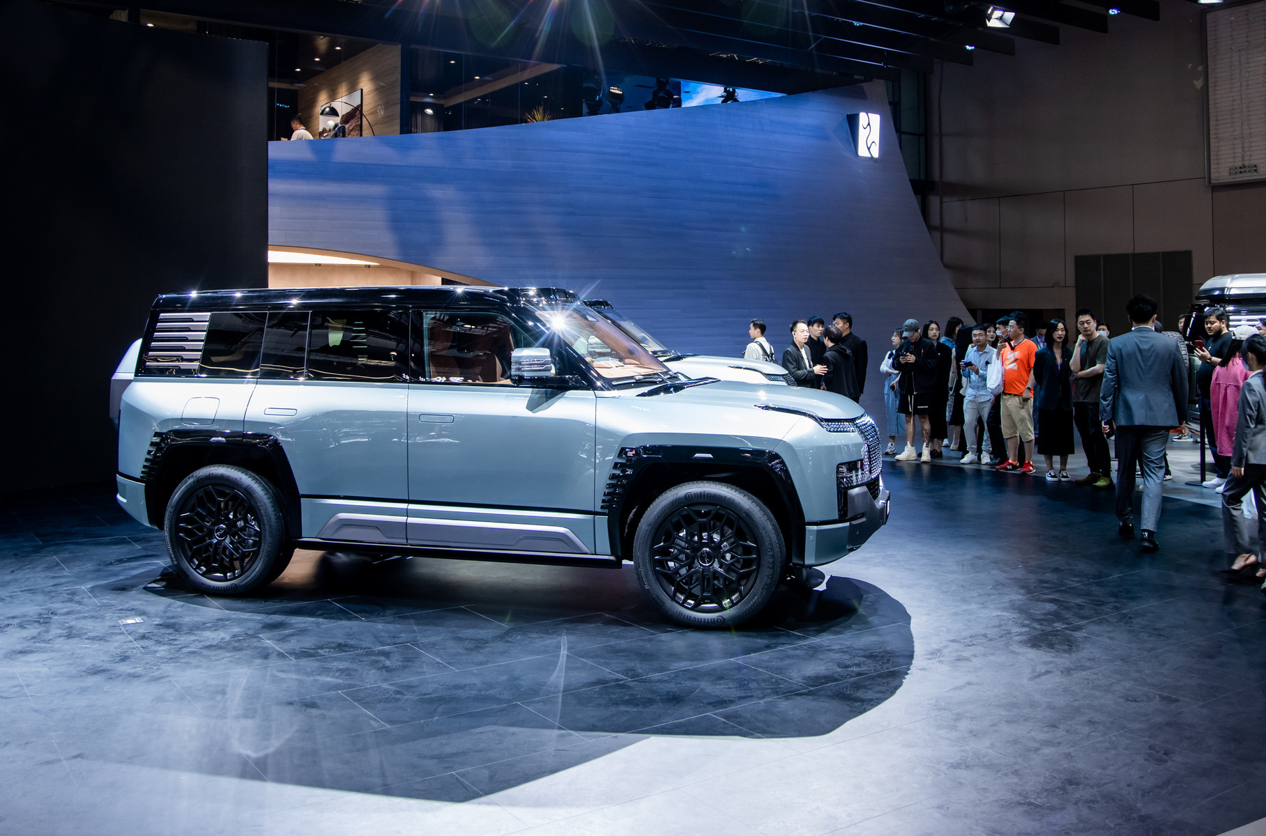 Самая интересная особенность шасси — это [гидравлическая система DiSus-P](https://motor.ru/news/byd-disus-11-04-2023.htm) собственной разработки. Подвеска всех колёс независимая, двухрычажная, и в ней стоят обычные винтовые пружины — без пневмостоек. Но за счёт быстродействующей гидравлики машина может менять клиренс в пределах 15 см, открениваться на поперечном уклоне, противостоять диагональному вывешиванию и даже «прыгать» на месте, что может быть полезно в рыхлом песке. У Yangwang U8 предусмотрена особая «приключенческая» версия с багажнике на крыше и увеличенными внедорожными возможностями — шноркелем и 18 программами ездовой электроники вместо 16; глубина брода увеличена с 1 до 1,4 метров.