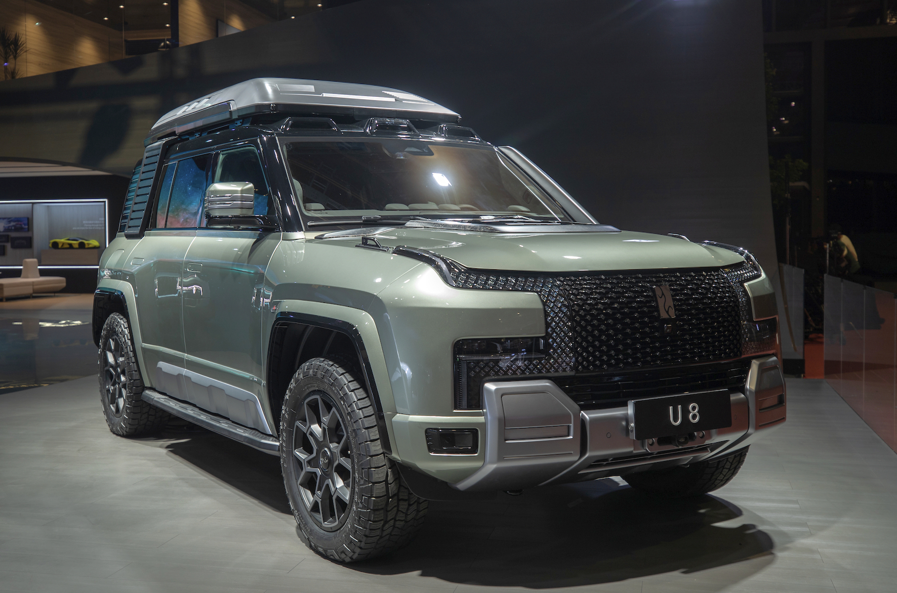 Брутально-угловатая внешность создавалась под руководством шеф-дизайнера Вольфганга Эггера, ранее отвечавшего за марку Audi. Самый запоминающийся элемент — это «фасеточные» ходовые огни и задние фонари подобного типа. [Салон пятиместный](https://motor.ru/news/byd-1100hp-interior-16-04-2023.htm): трёхрядная версия не предусмотрена (во всяком случае, пока). В передней части он разделён на два отдельных «кокпита», каждый со своим широкоформатным экраном диагональю 23,6 дюйма. Между передними седоками — массивный тоннель с местами хранения и вертикальный экран мультимедиа-системы диагональю 12,8 дюймов. Причём управление самыми важными функциями выведено на физические клавиши. Заказы на внедорожник уже принимаются: цена обоих вариантов — 1 098 000 юаней, то есть около 12,7 миллионов рублей.