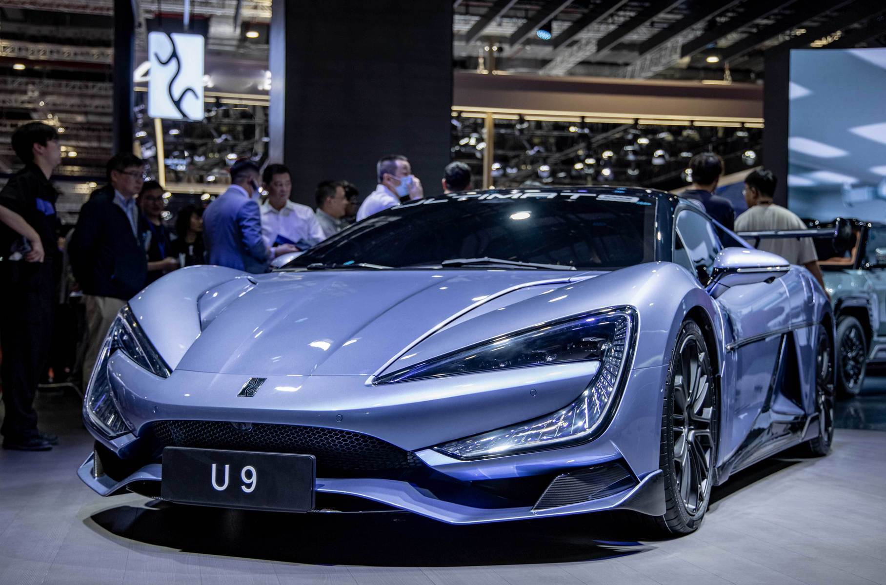 ### Yangwang U9 Вместе с внедорожником новоявленный премиум-бренд представил суперкар Yangwang U9. Внешне низкое купе c подъёмными дверями чем-то напоминает продукцию Mclaren. В его основе лежит углепластиковый монокок собственной конструкции, к которому спереди и сзади пристыкованы алюминиевые подрамники с литыми опорными стаканами. Компания анонсировала, что спорткар будет оснащён активной подвеской DiSus-P на основе быстродействующей гидравлики: даже было показано видео, в котором машина едет на трёх колёсах, «поджав» подвеску спереди справа. Уже обещано, что суперкар сможет разогнаться до 100 км/ч за 2 секунды.