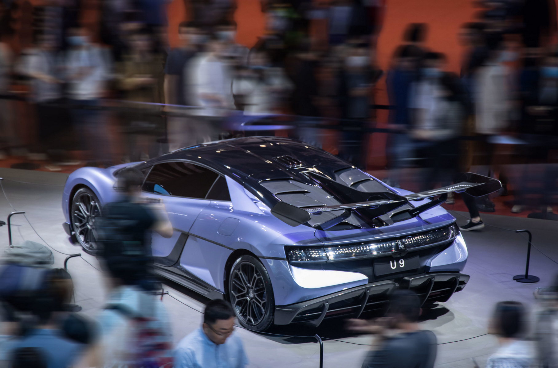 Технических подробностей пока нет: известно только, что суперкар получит четыре электромотора. По всей вероятности, речь о силовой установке от внедорожника U8 — скорее всего, в более мощном варианте. Ведь аналогичные электро-суперкары других фирм (например, [Lotus Evija](https://motor.ru/news/lotus-evijas-delay-24-08-2020.htm)) располагают мощностью свыше двух тысяч лошадиных сил. Судя по изображениям шасси, бензиновый двигатель на Yangwang U9 установлен перед задней осью. Интересно, что на презентационных фотографиях и на выставке показаны машины с разным аэродинамическом оперением. На снимках была оранжевая машина с продольным плавником на крышке моторного отсека, а на автосалон привезли серебристый суперкар с большим антикрылом на крышке моторного отсека. Мы предполагаем, что это «туристическая» и трековая полугоночная версия.