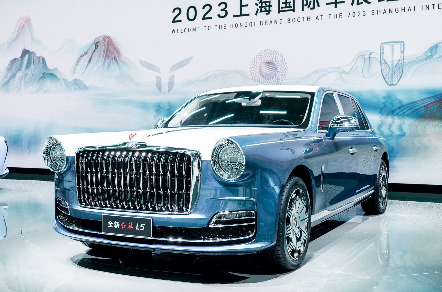 ### Hongqi L5 Принадлежащая государственному концерну FAW марка Hongqi («Хунцзы», «Красное знамя») уже более полувека выпускает автомобили для партийной верхушки КНР. На автосалоне состоялась премьера нового поколения флагманского седана [Hongqi L5](https://motor.ru/news/hongqi-l5-view-23-04-2023.htm) — самого престижного, дорогого и роскошного автомобиля китайского автопрома, если вынести за скобки штучные [броневики для Си Цзиньпина](https://motor.ru/stories/story-of-hongqi.htm). Новинка сохранила традиционную для Hongqi внешность в ретро-стиле: самый надёжный ориентир, позволяющий отличить её от предшественника — это появившиеся фальш-окошки в задних стойках. Другие отличия не столь заметны — как более высокая радиаторная решётка в толстом хромированном окладе или воздухозаборник во всю ширину бампера.