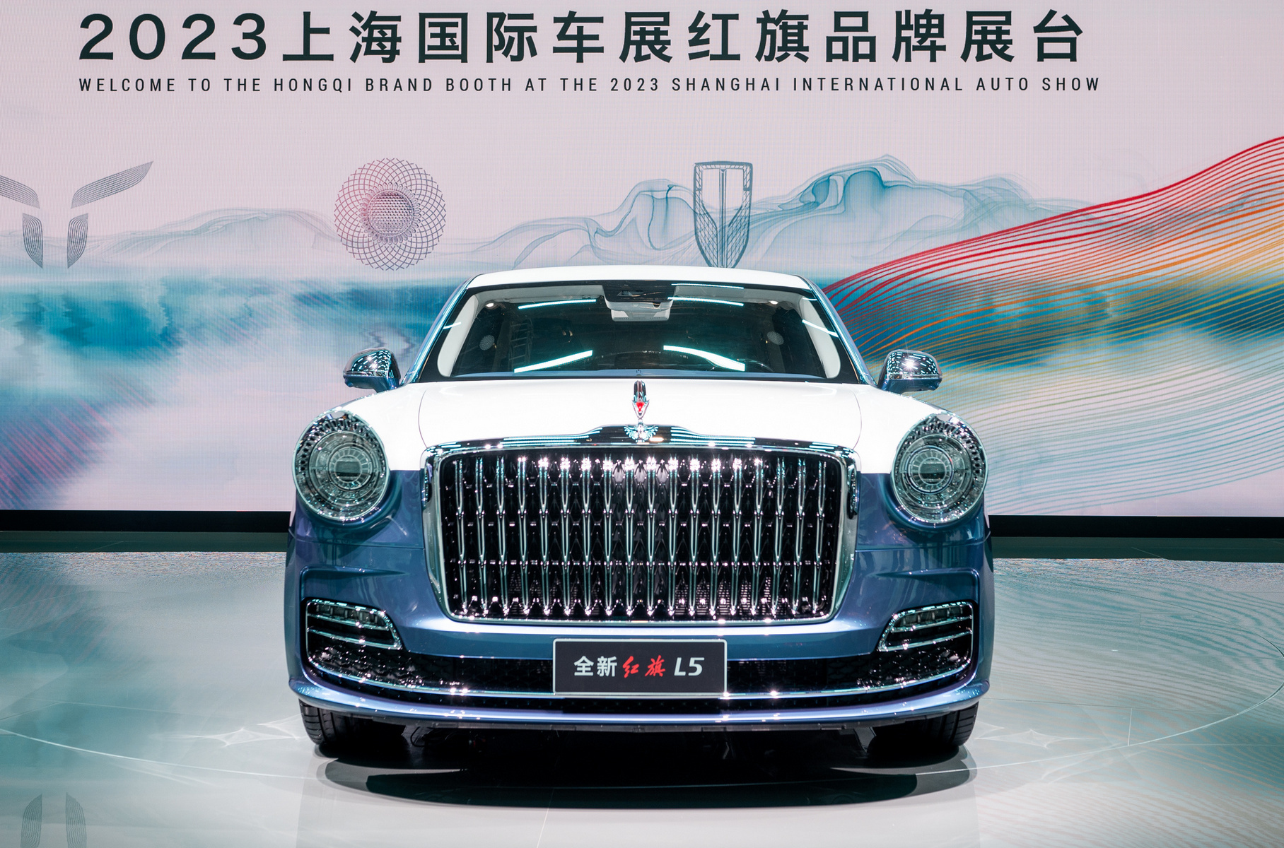 Традиционный красный флаг заменили новой накапотной эмблемой в виде алой «птички». Интерьер по-прежнему решён в духе нео-ретро, но дизайн полностью пересмотрен. Виртуальный щиток приборов переехал из центра передней панели на привычное место за рулём, а в центре прописался дисплей мультимедиа-системы. Управление климатом и звуком перенесли на удобные механические рукоятки — раньше оно шло через сенсорный дисплей. Для задних пассажиров всё это продублировано на пульте в откидном подлокотнике. Премьерный экземпляр получил необычную отделку салона из синей и зелёной кожи. В зелёный колерованы и деревянные вставки, а передняя панель и задние стойки украшены лаковыми миниатюрами.