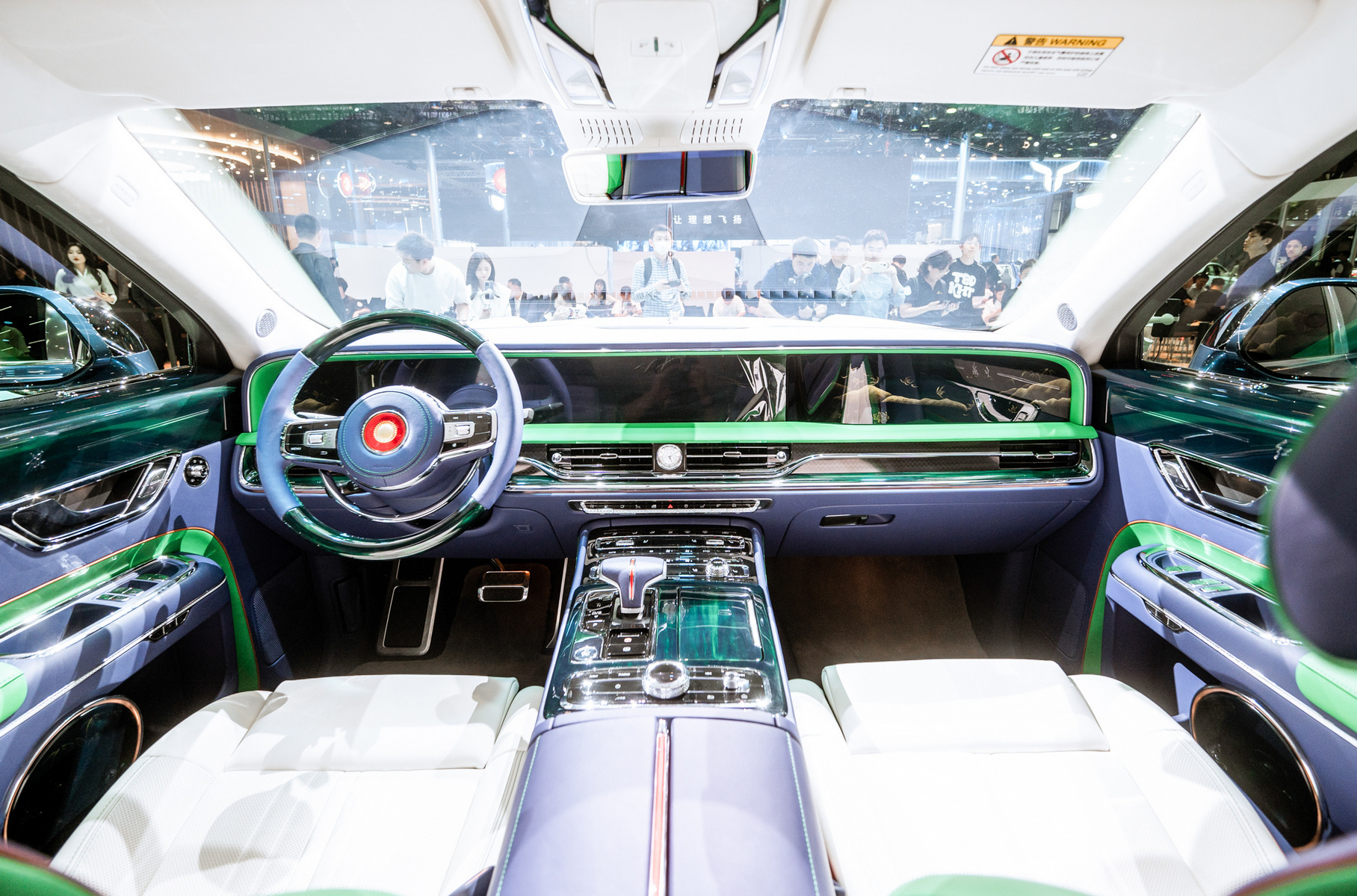 Вместо атмосферного двигателя V12 6.0 новый «членовоз» оснащён турбомотором V8 — его характеристики пока не обнародованы, но на внедорожнике [LS7](https://motor.ru/news/hongqi-ls7-specs-25-04-2022.htm) он выдаёт 360 лошадиных сил. Пока не объявлена и цена, но ясно, что она будет очень высокой: машина прошлого поколения стоила пять миллионов юаней (58 млн. рублей). Но даже простого наличия нужной суммы недостаточно: чтобы оформить покупку, требуется проверку на политическую благонадёжность в трех поколениях.