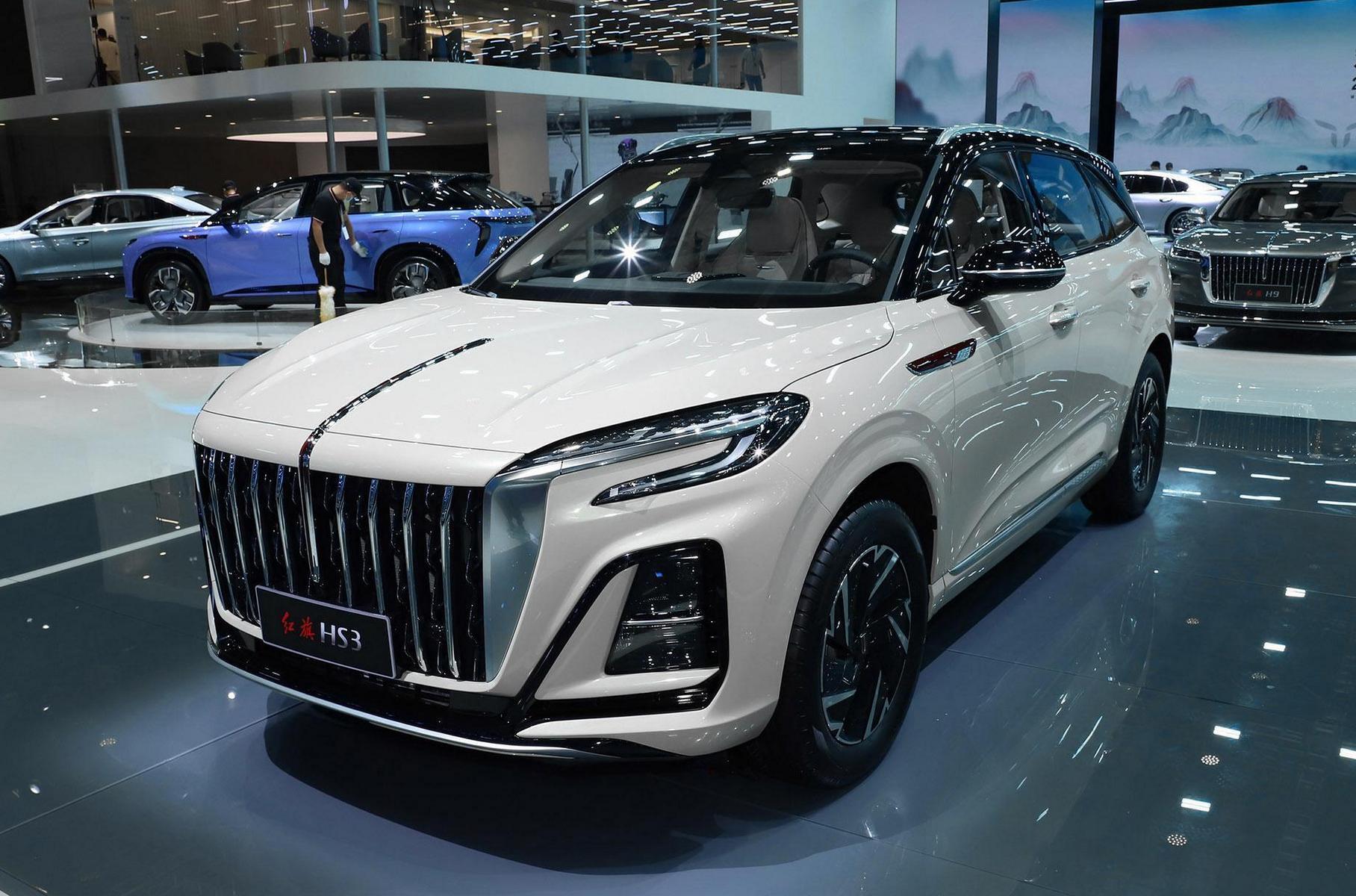 ### Hongqi HS3 Также в Шанхае представлен совершенно новая модель Hongqi HS3. Внешне она очень смахивает на HS5, но немного компактнее: длина — 4655 мм, колесная база — 2770 мм. Под капотом — двухлитровый турбомотор мощностью 252 л.с. от моделей HS5 и HS7, с гибридным довеском. Продажи в Китае начнутся в июле.