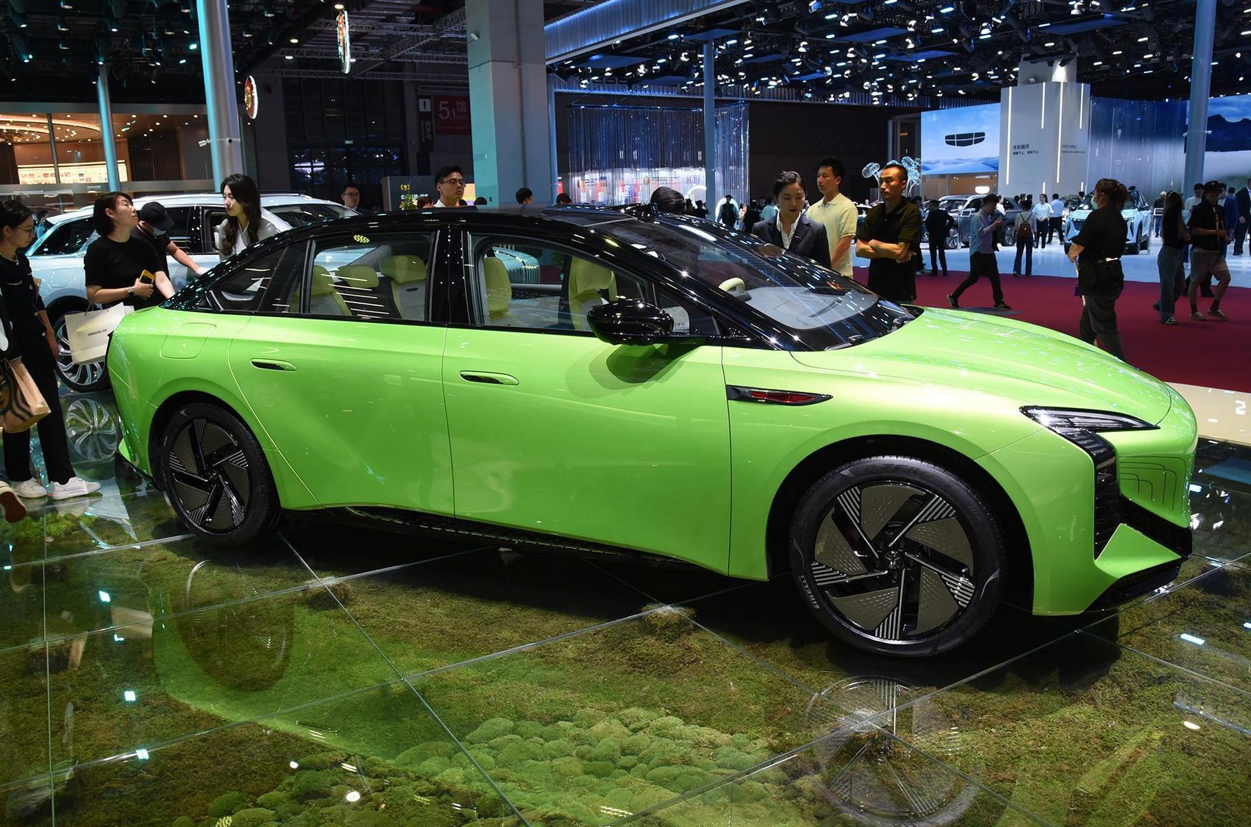 ### Hongqi E001 Подразделение Hongqi выставило сразу троицу концепт-каров, основанных на перспективной электрической платформе FM с 800-вольтовой электросистемой. Седан Hongqi E001 внешне немного смахивает на электромобили Volkswagen. А внутри у него полный привод с двумя моторами (619 л.с.), до «сотни» он должен разгоняться за 3,9 с. Предусмотрены два варианта тяговой батареи: базовая на 600 км пробега, и версия Long Range на 800 км. Причём в первом варианте предусмотрена возможность оперативной замены батареи на специальной станции. Серийный вариант должен появиться уже в конце года.