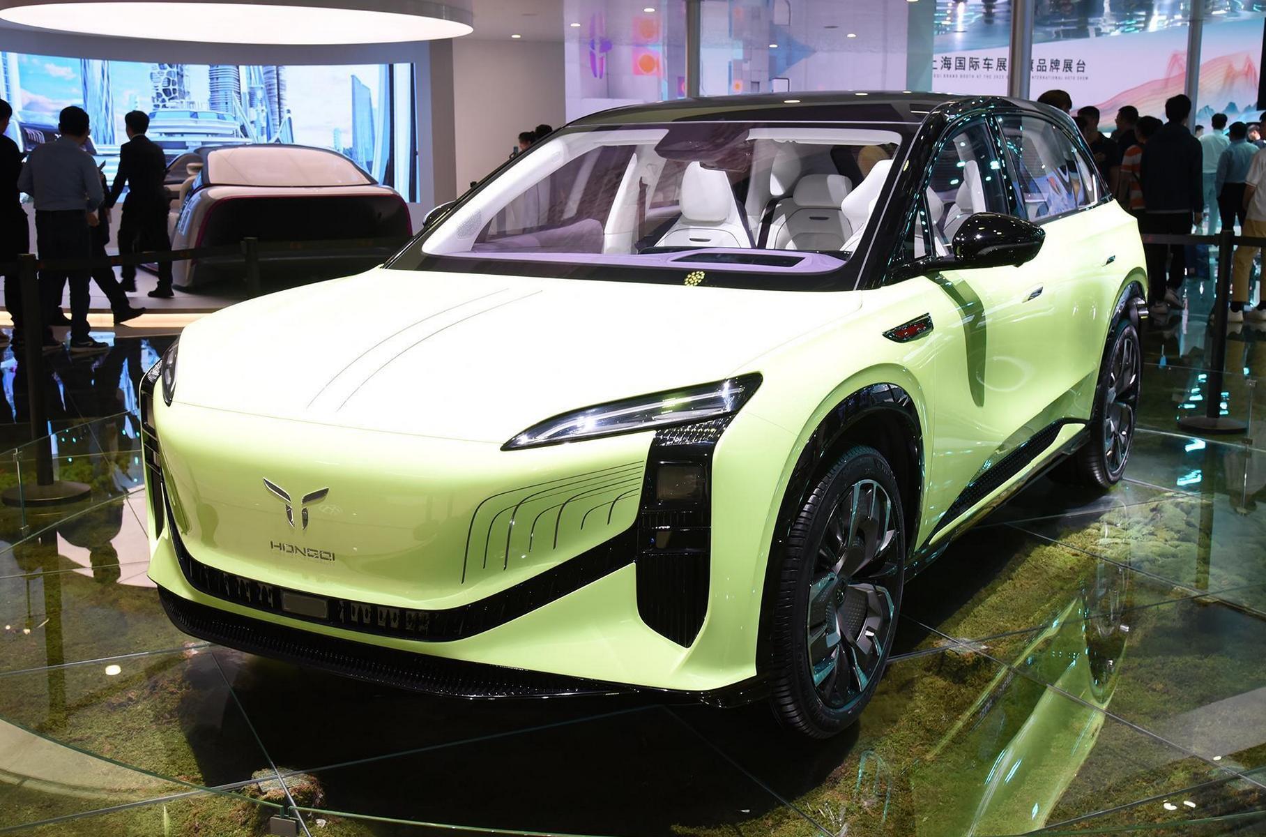 ### Hongqi E202 Кроссовер Hongqi E202 — это кузов от бензиновой модели HS3, скрещенный с новой электромобильной платформой FM. У него свой оригинальный интерьер со штурвалом вместо руля и единым экраном замысловатой формы, объединяющим щиток приборов с мультимедиа-системы. Характеристики электромобиля пока не обнародованы, но известно, что он должен превратиться в серийную машину в феврале 2024 года.