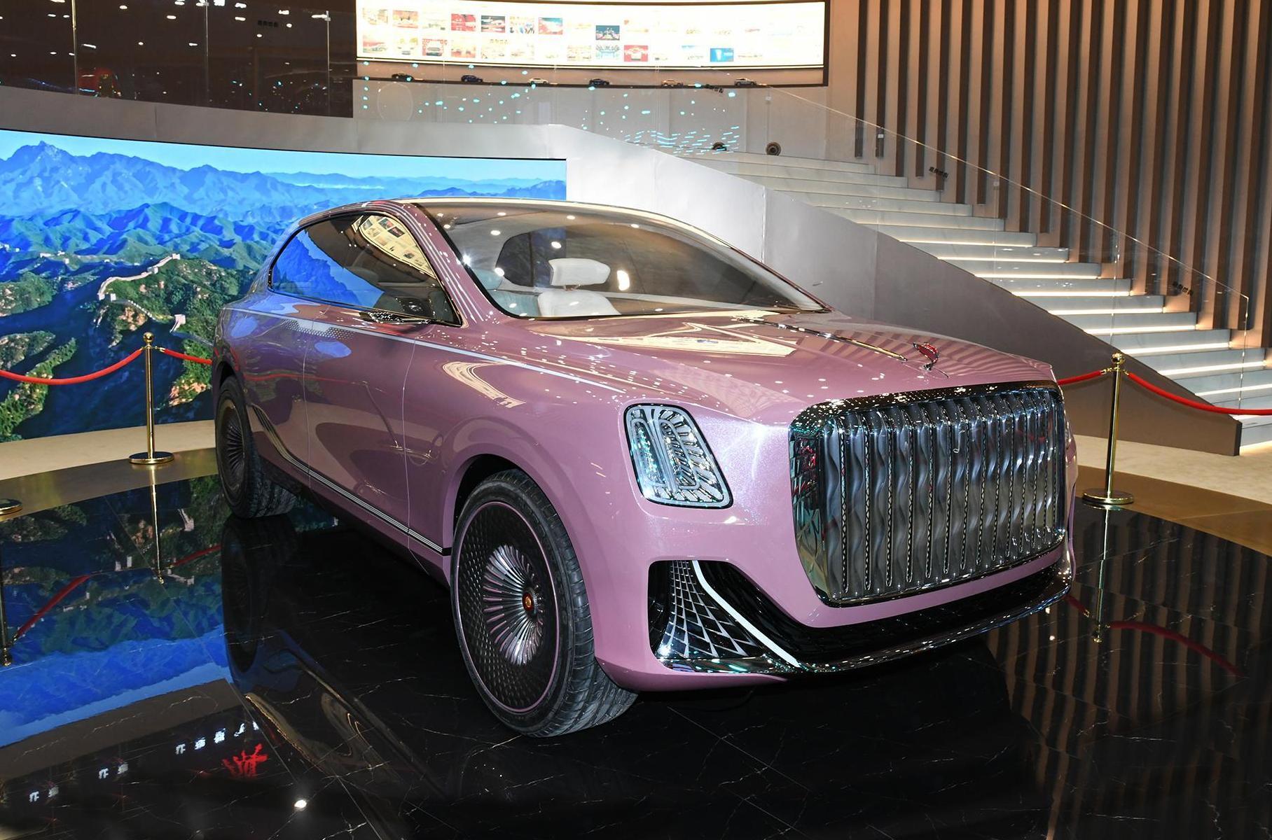 ### Honngqi E-LS Третий из серии концепт-каров — это роскошный Honngqi E-LS, своего рода «Rolls-Royce по-китайски». Правда, пока он представляет собой только неходовой макет. Предполагается, что у него будет полный автопилот, так что в салоне нет даже руля. Внутри — три места: сзади здесь два роскошных «трона», спереди — только сиденье... даже не водителя, а оператора, который приглядывает за процессом. А вместо правого переднего кресла установлена подставка для ног VIP-пассажира. Салон отделан стеклом, деревом, и полированным жёлтым металлом. Двери распахиваются навстречу друг другу — средней стойки нет.