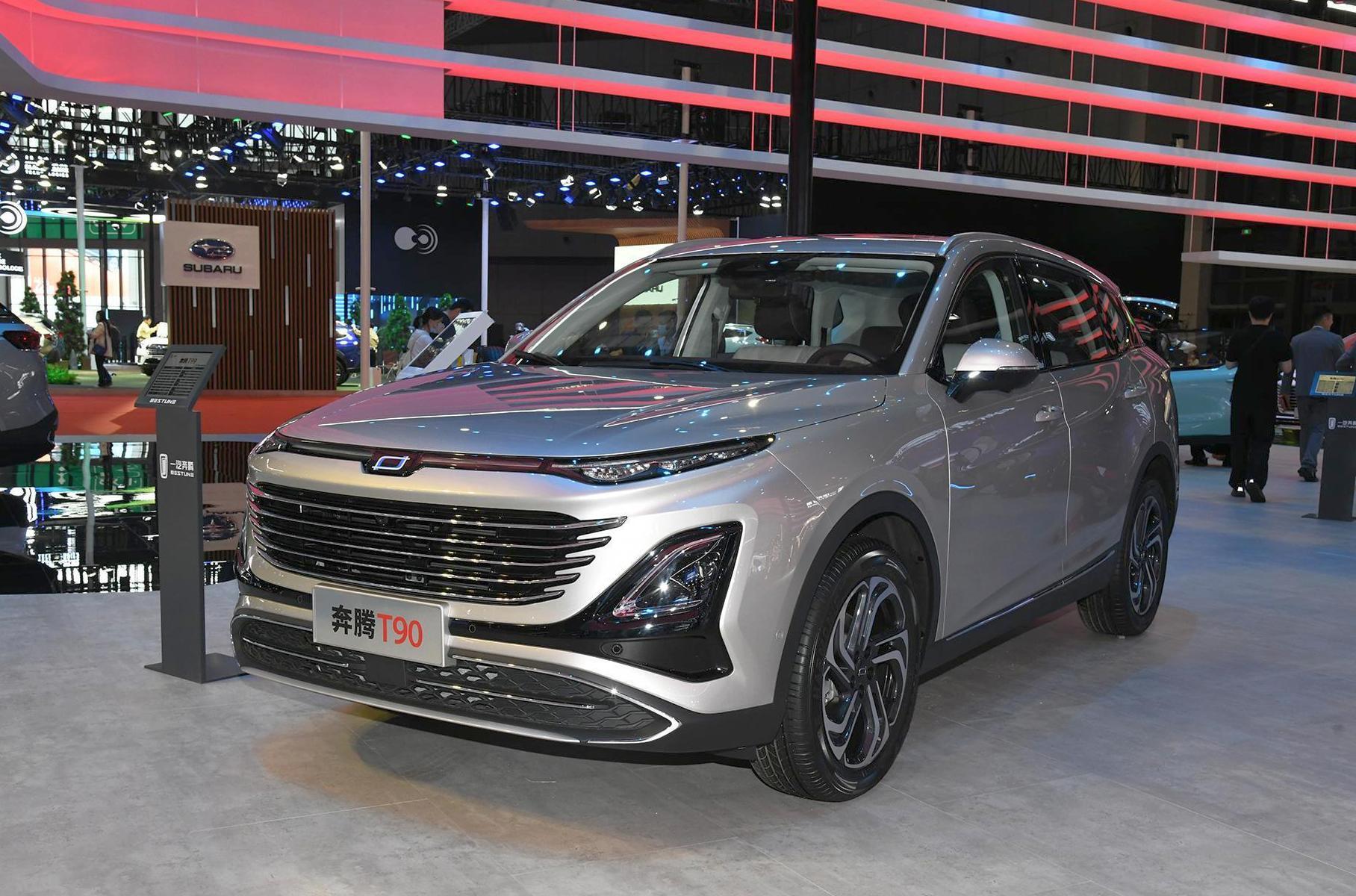 ### FAW Bestune T90 Под своим суббрендом Bestune концерн FAW представил и более мейнстримную новинку — кроссовер FAW Bestune T90. Построенная на новой платформе A2 относится к среднеразмерным кроссоверам — длина 4718 мм, колёсная база 2772 мм. Внешность решена в новом ключе, с подчёркнуто горизонтальным формообразованием передка. В салоне — привычная для сегодняшних машин комбинация из маленького «виртуального щитка» без козырька и большого вертикального экрана, занимающего почти всю площадь центральной консоли. Под капотом — два турбомотора на выбор: 1,5-литровый мощностью 169 л.с. или двухлитровый, отдачей в 252 л.с. Трансмиссия — восьмиступенчатый «автомат» Aisin.