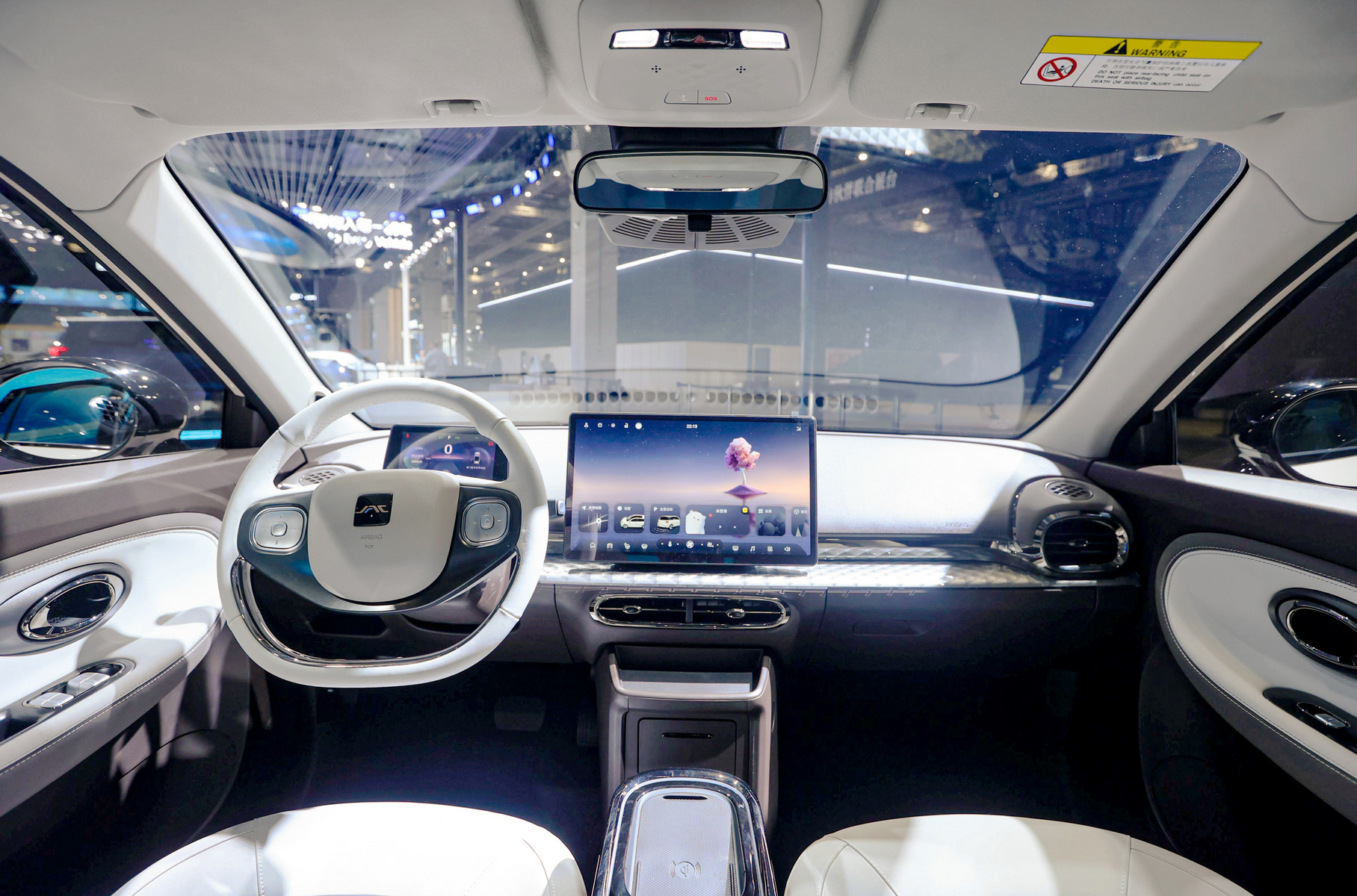 В зависимости от комплектации экран медиасистемы имеет диагональ 12,8 или 15,6 дюйма, графика решена в мультяшном духе. Техника простая: единственный электромотор (95 или 136 л.с.) приводит передние колёса. Предусмотрено три варианта литий-железо-фосфатной батареи: на 305, 405 или 505 км. JAC Yttrium 3 поступит в продажу во второй половине года, а вскоре в семействе появится ещё три модели (из них два кроссовера). А как бы вы посмотрели, если такой стала новая модель «Москвича»?