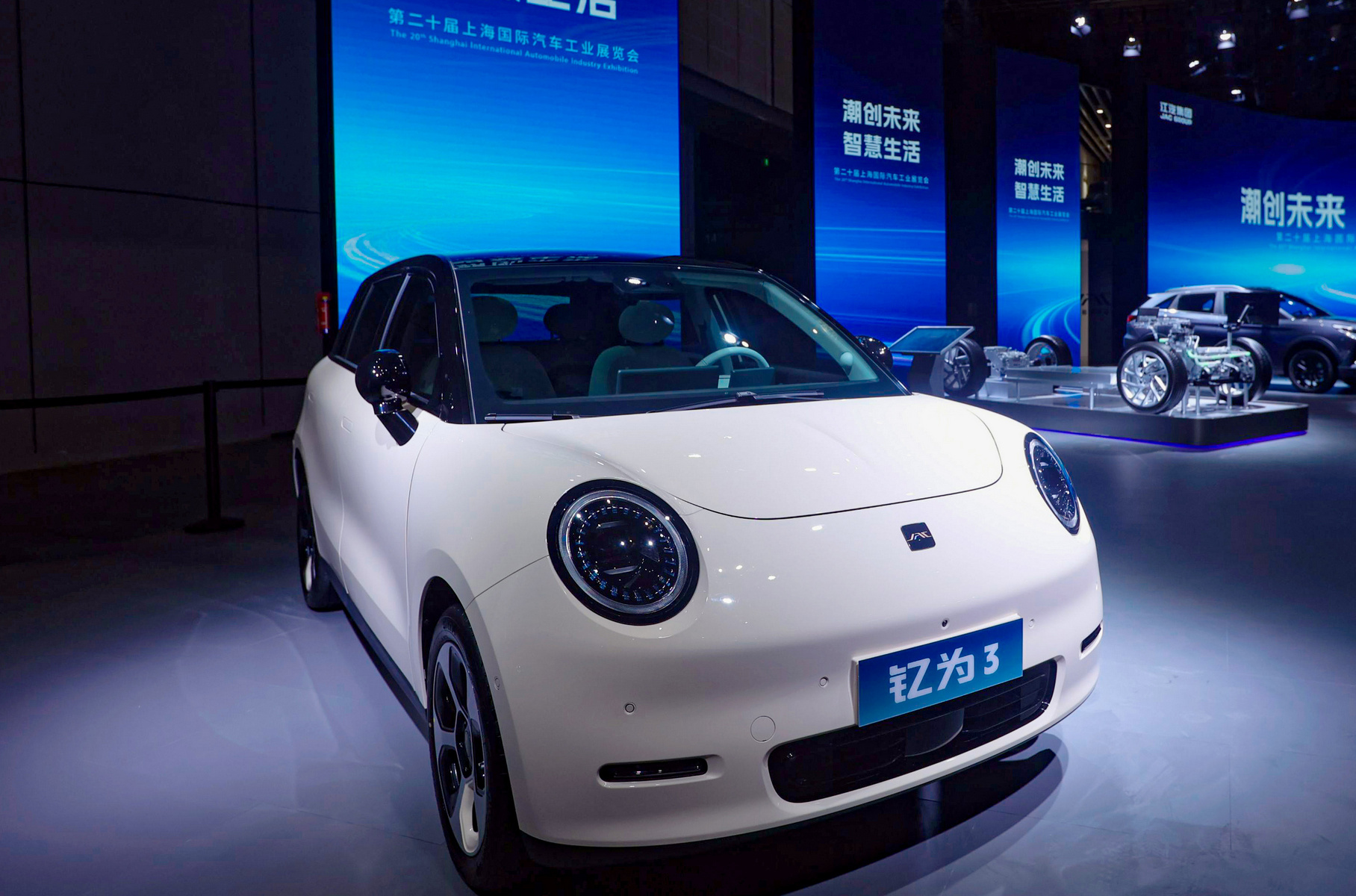 ### JAC Yttrium 3 Компания JAC, знакомая россиянам в первую очередь по грузовикам и пикапам (а ещё как создатель [новых «Москвичей»](https://motor.ru/testdrives/moskvich3test.htm)), объявила о ребрендинге — у легковых машин теперь новый логотип — и анонсировала семейство недорогих электромобилей Yttrium. Его первенцем стал небольшой хэтчбек B-класса JAC Yttrium 3, построенный на новой модульной платформе DI второго поколения. Миловидный округлый электромобильчик длиной 4025 мм ориентирован в первую очередь на женщин: на выбор предлагается четыре расцветки салона, среди которых молочный и розовый.