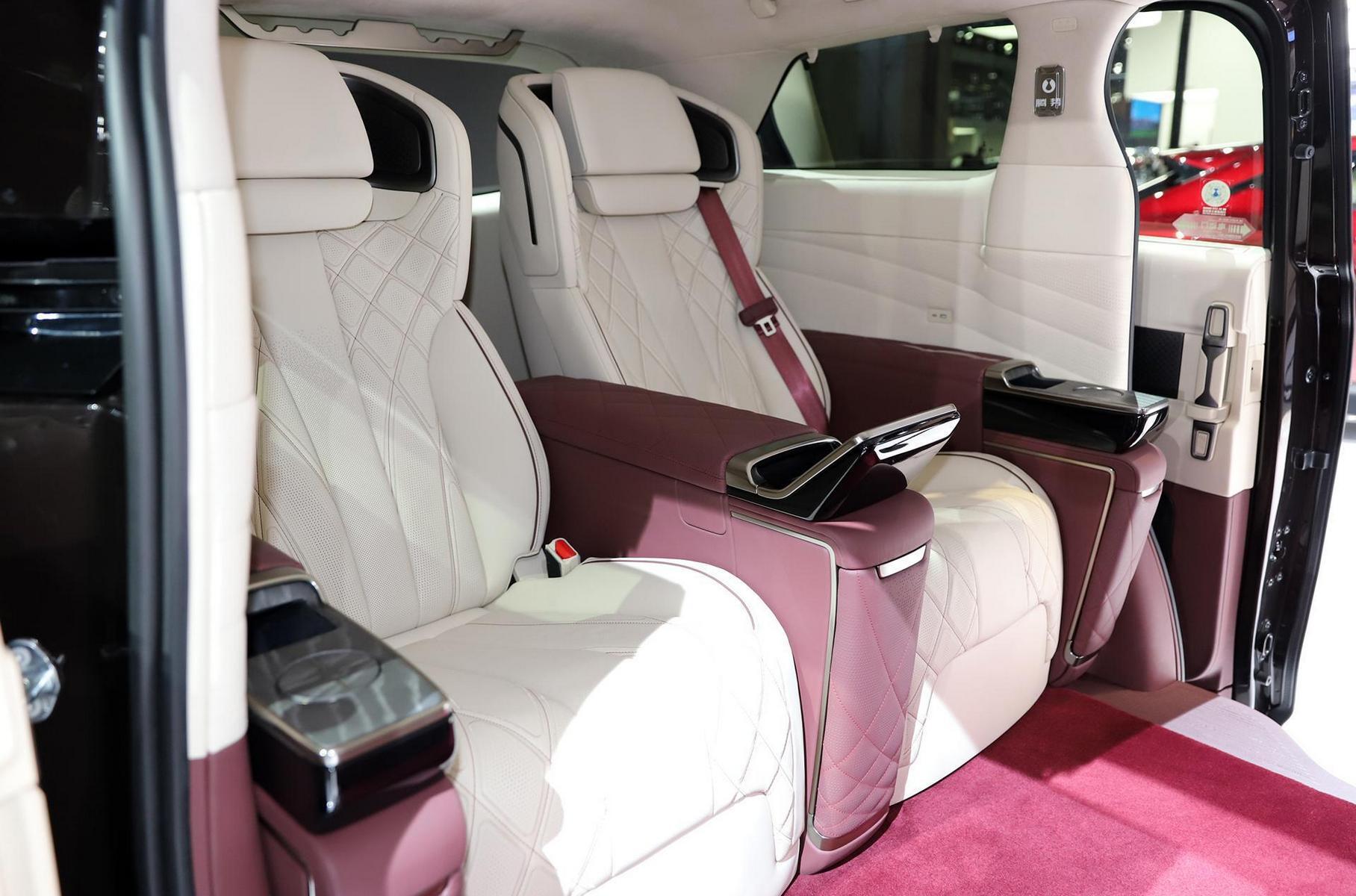 Одновременно в компании раскрыли подробности о технической начинке семейства D9. Минивэн может иметь как гибридную, так и чисто электрическую силовую установку. Гибриды предлагаются в трёх конфигурациях: у всех под капотом 1,5-литровый турбомотор мощностью 139 лошадиных сил, который может как работать в режиме генератора для питания электромотора, так и непосредственно приводить передние колёса.