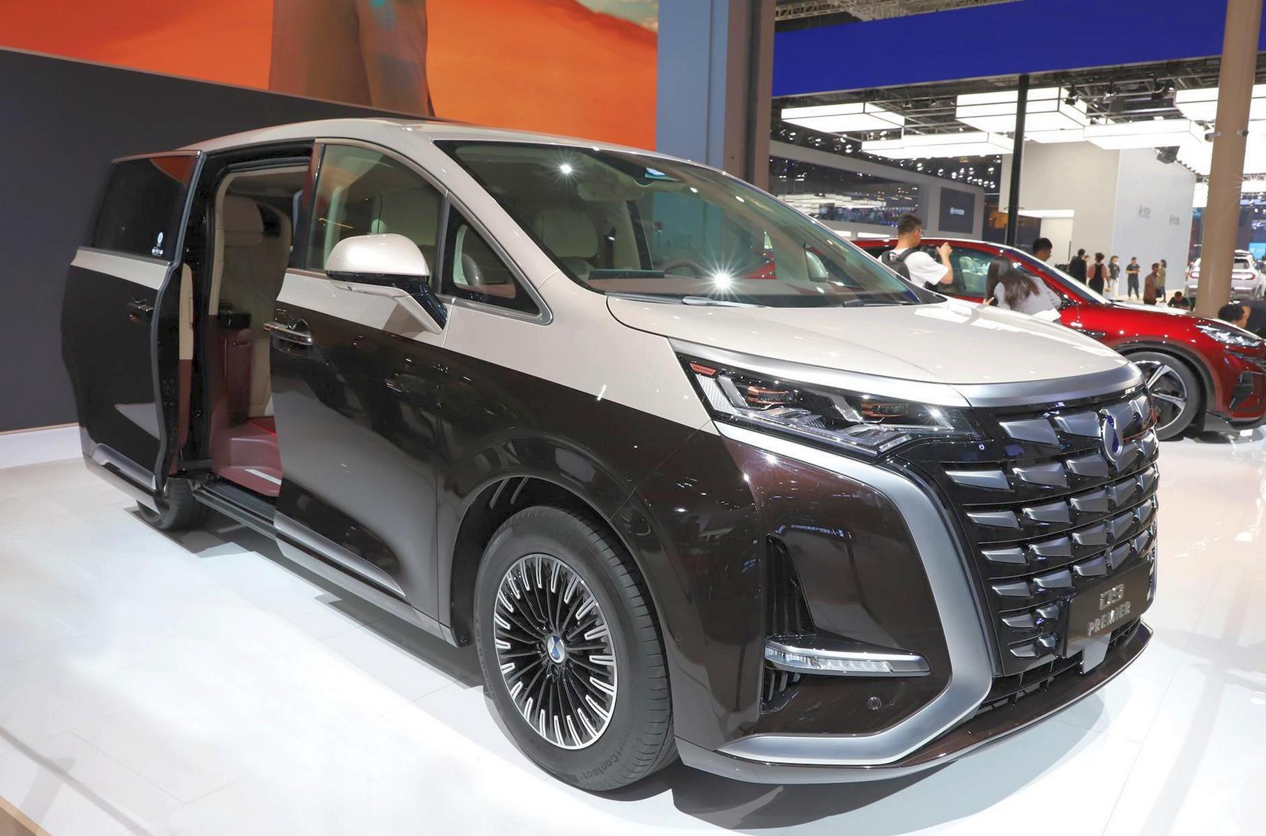 ### Denza D9 Premier Также Denza представила роскошную версию премиального минивэна [D9](https://motor.ru/news/denza-d9-view-03-05-2022.htm). По сути, D9 Premier — это лимузин в обличии микроавтобуса: в нём предусмотрены места всего на четырёх седоков, причём задние места отделены от водительского отсека перегородкой. К услугам пассажиров — отделанные нежной кожей роскошные «троны» с высокой спинкой и оттоманкой, громадный мультимедийный экран, стеклянная крыша. В отличие от обычных минивэнов этой модели, кузов D9 Premier окрашен в два цвета, внутри — богатая нарядная отделка из кожи кремового и карминового оттенков.