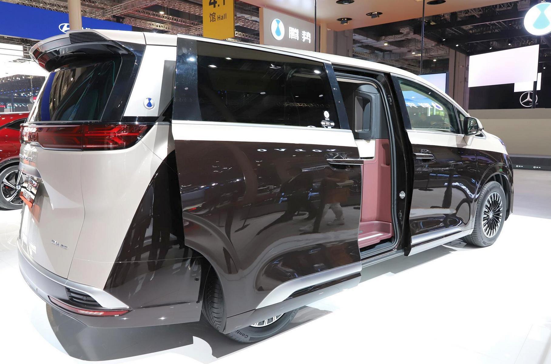 Самая доступная модификация снабжена маленькой батареей ёмкостью всего 11,06 кВт∙ч и лишена возможности быстрой подзарядки — совокупная мощность силовой установки у неё самая низкая (300 л.с.) Аналогичные машины с батареей на 40,06 кВт∙ч чуть мощнее (345 л.с.) и могут заряжаться постоянным током мощностью до 80 кВт. Самые дорогие версии имеют такую же большую батарею и полный привод: за счёт небольшого 61-сильного электромотора на задней оси совокупная отдача у них достигает 407 л.с. Запас хода на электричестве — 50, 190 и 180 км соответственно. Чисто электрическая версия Denza D9 тоже может иметь передний (313 л.с.) или полный привод (374 л.с.). Батарея при этом одинаковая, дающая запас хода 620 или 600 км, и может заряжаться сразу с двух портов! Пока Denza принимает заказы на люкс-минивэн в особом исполнении, приуроченном к началу выпуска модели: такие машины стоят впечатляющие 660 тысяч юаней (7,7 млн. рублей).