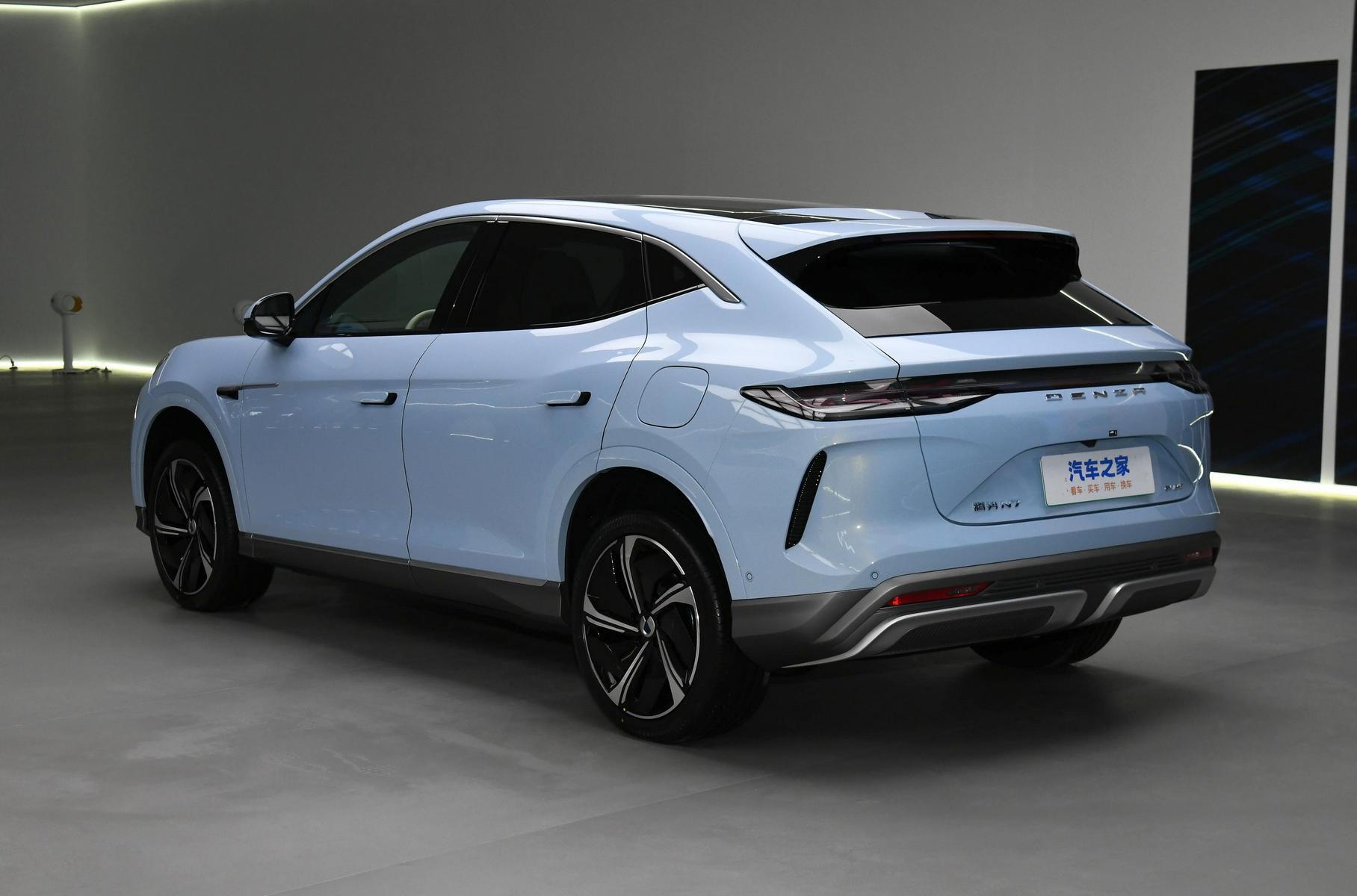 Пневмоподвеска с активными амортизаторами называется DiSus-A и разработана внутри компании — в том числе система управления и алгоритмы. «Умная» подвеска оценивает дорожную ситуацию 1000 раз в секунду: борется с кренами, клевками на торможении и приседаниями при разгоне, и умеет уменьшать клиренс на высокой скорости. По размерам и Denza N7 близка к Lexus RX: длина — 4860 мм, размер колесной базы — 2940 мм. Предусмотрено две версии: заднеприводная мощностью 313 л.с. и полноприводная, у которой вдобавок установлен 218-сильный электромотор на передней оси. Электросистема работает при напряжении 800 В. Ёмкость установленной под полом батареи пока не объявлена, но известен запас хода — 700 км по китайскому циклу CLTC.