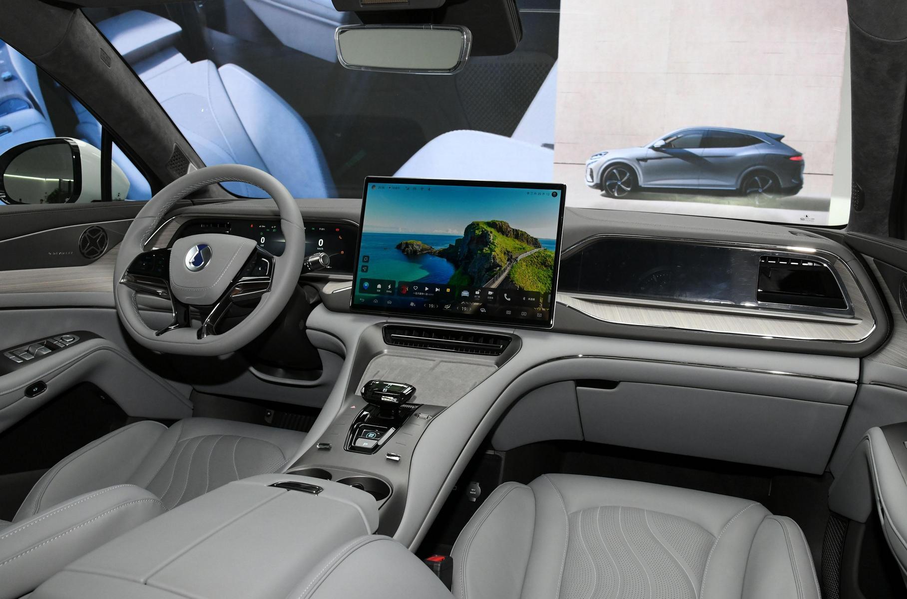 Дизайнеры при создании внешности ориентировались на Porsche Macan и Aston Martin DBX. Внутри — довольно оригинальный интерьер с высоким центральным тоннелем в духе нынешних Porsche с вынесенным на него селектором режимов движения. Салон отделан кожей Наппа, передние сиденья — с электроприводом и вентиляцией. Дверные ручки снаружи — выдвижные, а внутри их вовсе нет — там кнопки, приводящие электропривод. Панорамная крыша входит в стандартную комплектацию. У обоих передних седоков по своему экрану диагональю 10,25 дюйма, центральный монитор диагональю 17,3 дюйма и проекционный дисплей. А всего в салоне обещают разметить шесть экранов — видимо, задним пассажирам тоже достанется. Мультимедиа-система оснащена акустикой французской фирмы Devialet.