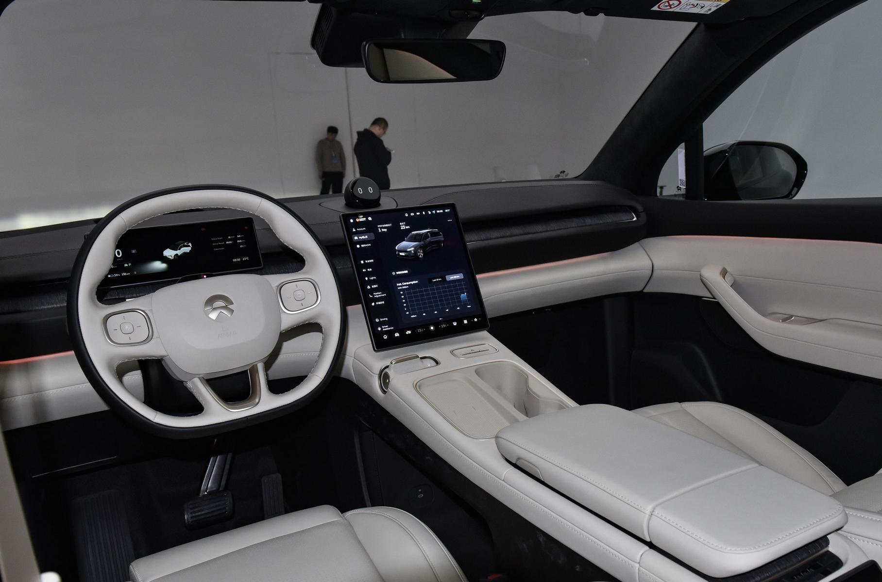 Пока новинка представлена только в одной полноприводной модификации мощностью 490 л.с. Интересно, что отдача моторов теперь отличается: спереди 204 л.с., сзади 286 л.с. На выбор предлагаются тяговые батареи емкостью 75 или 100 кВт·ч. А позже обещают «дальнобойную» 150-киловаттную батарею, с которой запас хода составит 900 километров! Внутри — уже привычный сейчас минимализм. Перед водителем виртуальная «приборка» диагональю 10,2 дюйма и центральный AMOLED-дисплей диагональю 12,8 дюйма. Кстати, обратите внимание на оригинальные часы на вершине передней панели и необычный селектор режимов движения в виде качающейся рукоятки. Эксклюзив Nio — цифровой кокпит PanoCinema фирмы Nreal с гарнитурой дополненной реальности. Эта аппаратура создаёт 201-дюймовый виртуальный экран на расстоянии шести метров от зрителя!