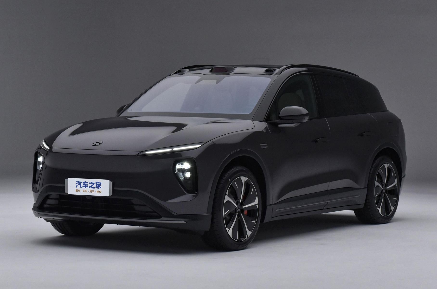 # Nio ES6 Это можно принять за плановый рестайлинг, ведь кроссовер Nio ES6 вышел менее пяти лет назад: вторая серийная модель в истории электромобильного стартапа стала одним из главных хитов китайского рынка среди премиальных «электричек». Но в действительности это [совершенно новое поколение](https://motor.ru/news/newnioes6-26-04-2023.htm)! Как и старшая модель ES7, новый Neo ES6 построен на платформе NT2. И это очень продвинутая техника: у неё пневмоподвеска с адаптивными амортизаторами и автопилот NAD высокого уровня (L2.9 по китайской классификации). Последний ориентируется на показания более чем 30 датчиков, среди которых лидар с дальнобойностью 500 метров — именно он скрыт внутри «грибка» на крыше.