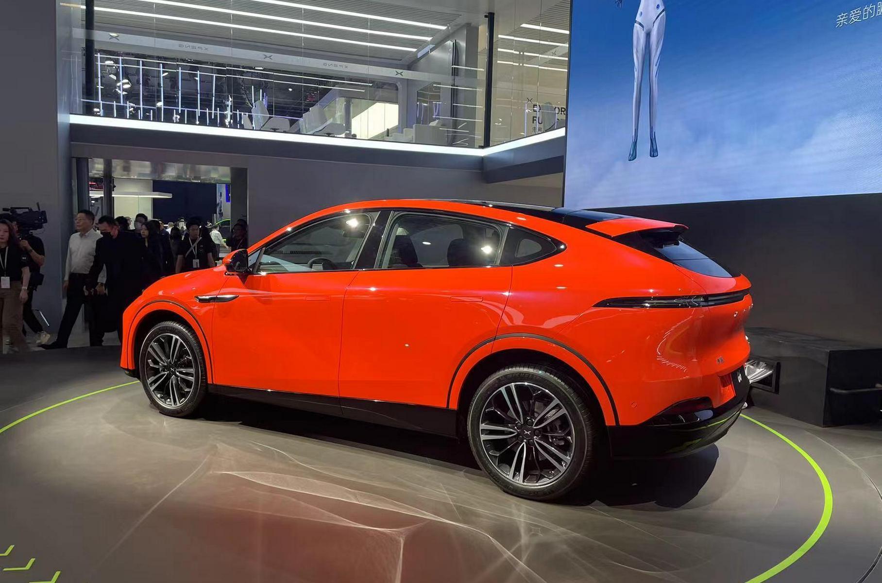 Другие особенности — интегрированная в шасси 800-вольтовая батарея и инверторы на основе карбида кремния. На одной зарядке G6 проезжает 755 километров, а 10 минут подключения к сверхмощной зарядке дадут 300 километров хода. Ёмкость батареи пока не объявлена. Электронная архитектура X-EEA 3.5 позволила интегрировать продвинутый автопилот [XNGP](https://motor.ru/news/xpeng-tech-day-24-10-2022.htm). Предложено две версии: заднеприводная (296 л.с.) и полноприводная двухмоторная (487 л.с.) Последняя способна разогнаться до 100 км/ч за 3,9 с, максимальная скорость — 202 км/ч.