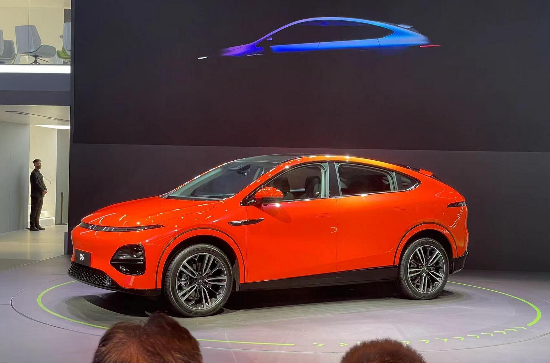 ### Xpeng G6 Компания Xpeng — ещё один пример сверхбыстрого роста: её основали в 2014 году топ-менеджеры IT-компаний Alibaba и Xiaomi вместе с людьми из концерна GAC, а сейчас у неё уже целая модельная линейка из четырёх высококлассных электромобилей и продажи более 250 тысяч машин за прошлый год. [Новая модель G6](https://motor.ru/news/xpengg6-19-04-2023.htm) — купеобразный кроссовер, очень близкий по формату к Тесле Model Y. Похожа и внешность с покатой крышей, и размеры: длина — 4753 мм, колесная база — 2890 мм. Новинка построена на собственной платформе SEPA 2.0. Её особенностью являются крупные силовые элементы кузова, отлитые из алюминия — к ним крепятся подвески: двухрычажная спереди и многорычажка сзади. В данной модели использована версия с обычными пружинами, но платформа предусматривает и установку пневмостоек.