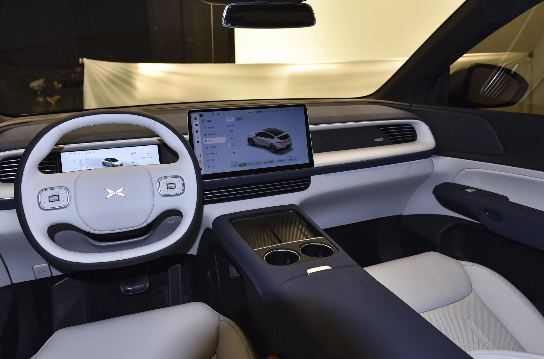 Двери безрамочные, у всех машин стеклянная крыша. Внутри минимализм: передняя панель с горизонтальным формообразованием делает салон визуально шире. И даже двухспицевый руль овальный, словно вытянут по горизонтали! Экран «виртуального щитка» имеет диагональ 10,2 дюйма, центральный монитор — на 14,96 дюйма. Медиасистема с управляющим чипом Snapdragon 8155P работает на собственной операционной системе Xmart OS 4.0. Руль обит кожей «наппа», но для отделки также используется микрофибра и антибактериальная ткань на основе силикона. Цены не объявлены, но ранее руководство компании сообщало, что G6 будет стоить 200—250 тысяч юаней (2,3—2,9 млн. рублей).