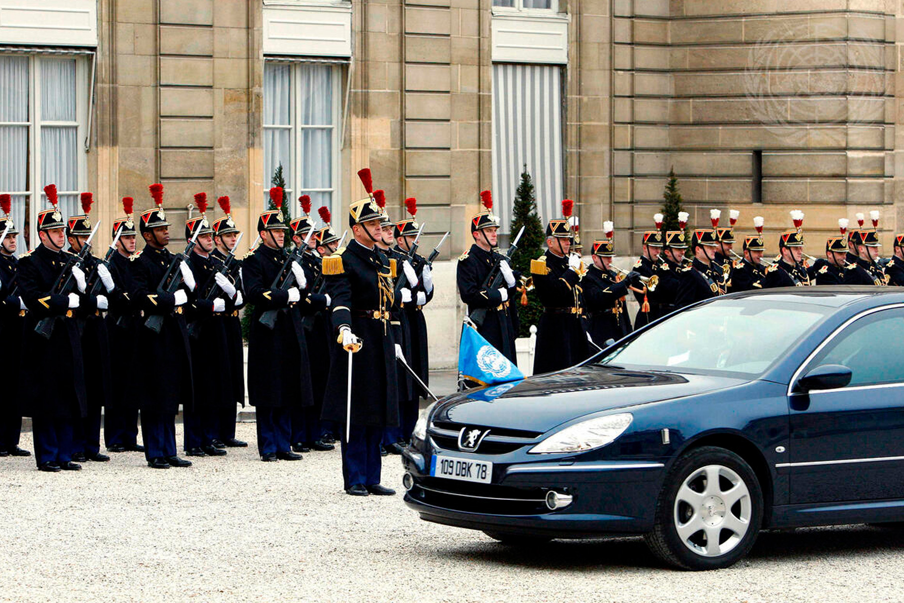 Peugeot 607 на службе Французской республики. На крыле — штандарт ООН