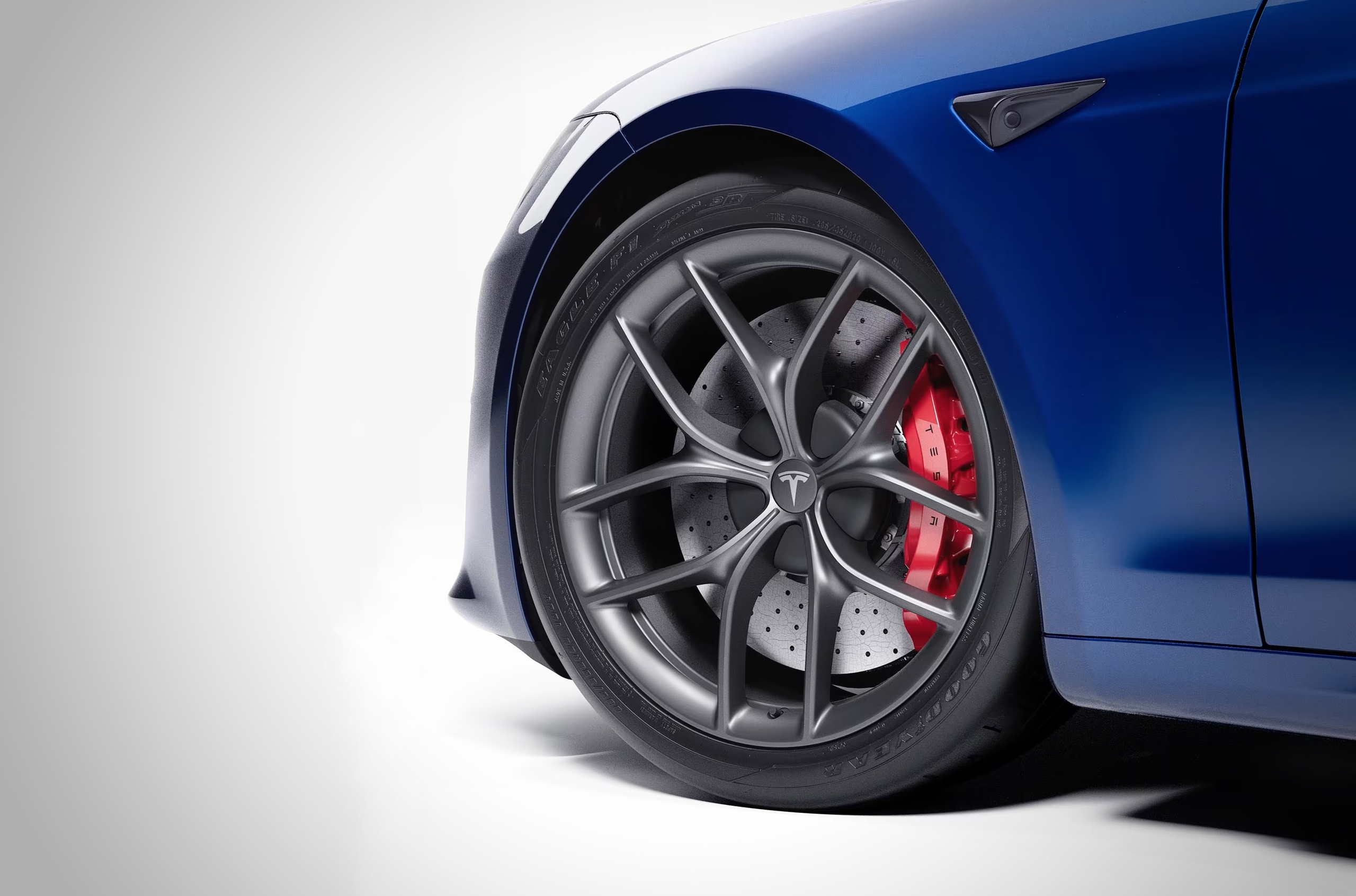 Компания Tesla добавила трёхмоторной Model S Plaid трековый пакет